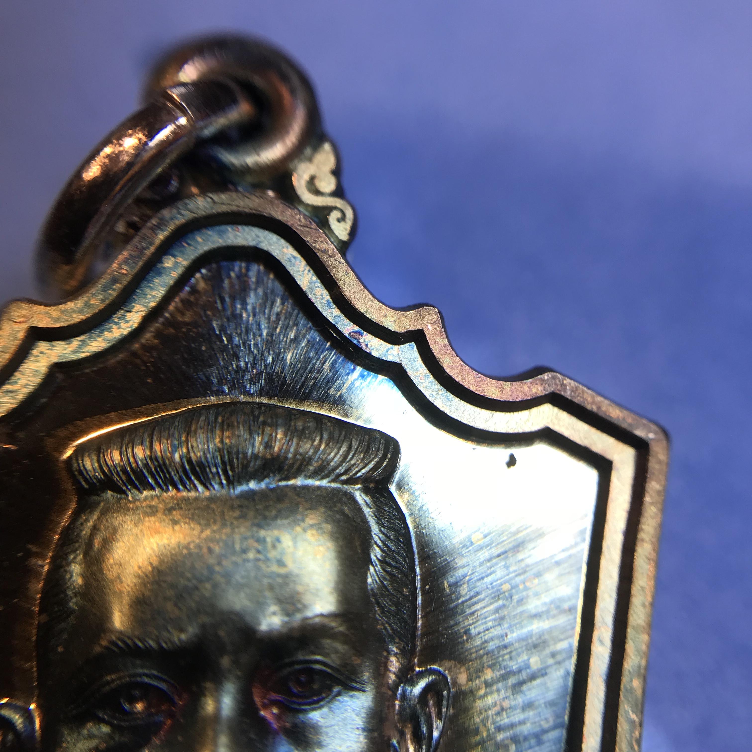 เหรียญสมเด็จพระนเรศวรมหาราช รุ่นสู้ หลัง สก. พิธีใหญ่ ปี 2548 เนื้อเงิน ผิวเดิมขึ้นสีรุ้งสวยนิยม พร้อมกล่อง