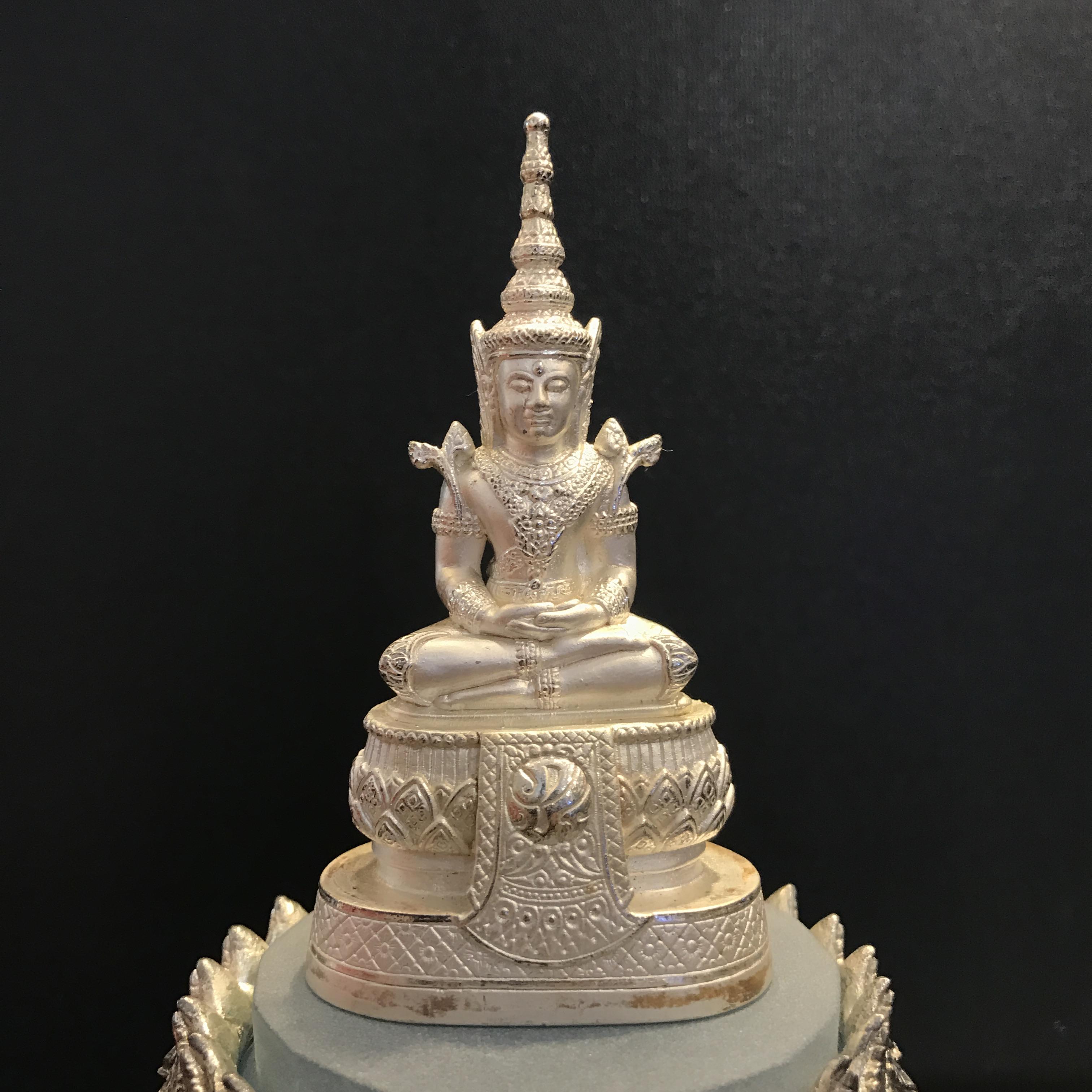 พระแก้วมรกต ภปร(รุ่นแรก) ปี45 รุ่นฉลองกรุงรัตนโกสินทร์ครบ 220 ปี หล่อลอยองค์ เนื้อเงิน ขนาดบูชา 50*90 มม. พร้อมฐานวางครอบแก้วเดิมครบสมบูรณ์(สวยงามและหายากมาก)