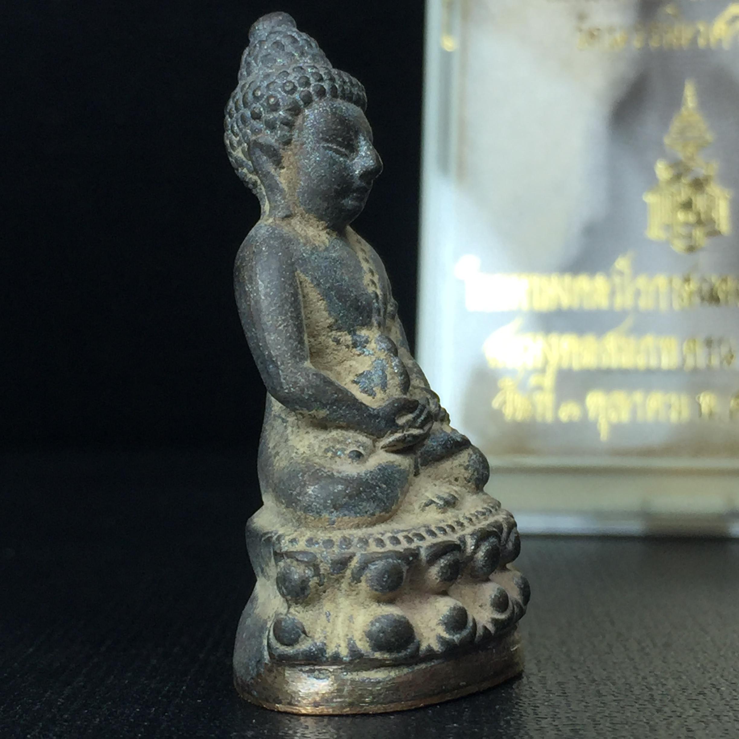 พระกริ่งชินบัญชรฉลองพระชันษา 100 ปี สมเด็จพระญาณสังวร วัดบวรนิเวศวิหาร ปี 2556 เนื้อนวโลหะผสมทองคำก้นทองแดง พิธีใหญ่ มวลสารเด่น นิยม(1 ใน 2556 องค์)