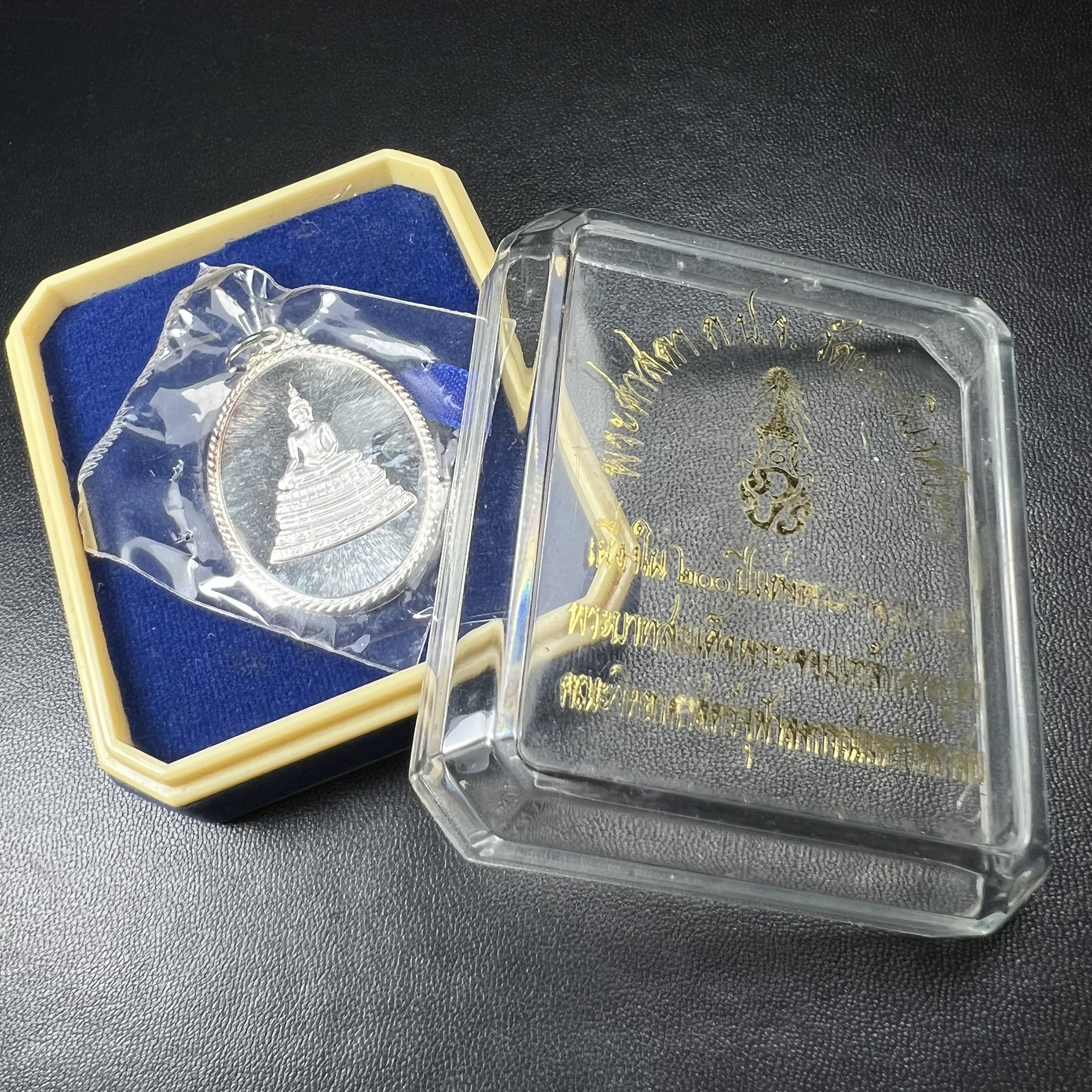 พระศาสดา ภปร.วัดบวรนิเวศวิหาร คณะวิทยาศาสตร์ จุฬาลงกรณ์ฯ ปี2548 จัดสร้างเพื่อเทิดทูนพระบาทสมเด็จพระจอมเกล้า เจ้าอยู่หัว ในวโรกาสครบรอบพระราชสมภพ200ปี เหรียญเนื้อเงิน(สภาพสวยซีนซองเดิมกล่องครบ)ตอกโค๊ดและหมายเลขประจำองค์ 222(เลขสวยเลขตอง)(1ใน499เหรียญ)หายาก