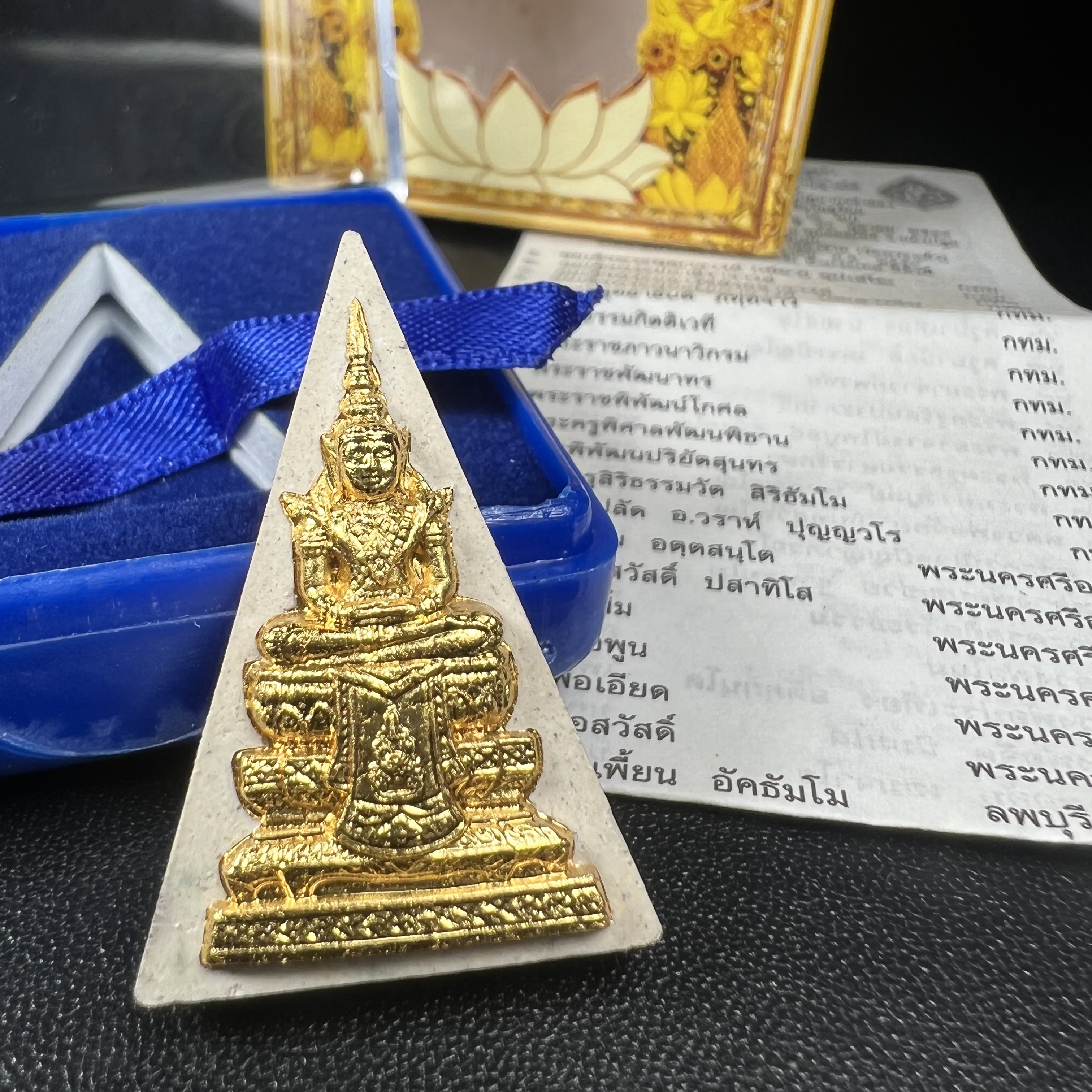 พระแก้วมรกต(จำลอง)ทรงเครื่องฤดูร้อน พระผงบูชา ด้านหน้าปิดทอง ด้านหลังตราฉลองสิริราชสมบัติครบ 60ปี เนื้อเงินขึ้นสีรุ้งธรรมชาติสร้างสรรค์งดงาม(รุ่นนี้ได้พระราชทานเส้นพระเจ้า(เส้นผม)รัชกาลที่9ในการจัดสร้าง)***องค์นี้พิเศษมองเห็นเส้นผมติดอยู่ด้านหลังชัดเจน***