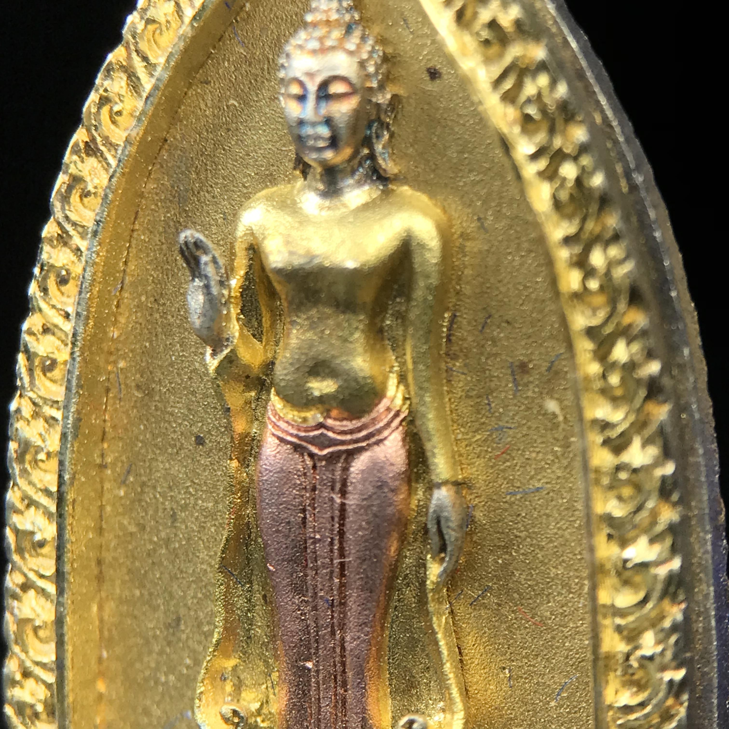 พระพุทธกาญจนพรสยามภูมิ ภปร. ปี 2539 เนื้อเงินสามกษัตริย์พื้นทรายเงา(ผิวเดิมสวย) พิมพ์ทรงใบขนุน ขนาด3.2ซม. พระพุทธรูปประจำพระชนมวาร รัชกาลที่9 ทรงโปรดเกล้าให้วิทยาลัยป้องกันราชอาณาจักร(วปอ.)สร้างในวโรกาสทรงครองสิริราชสมบัติครบ50ปี พ.ศ.2539(1ใน5000องค์)