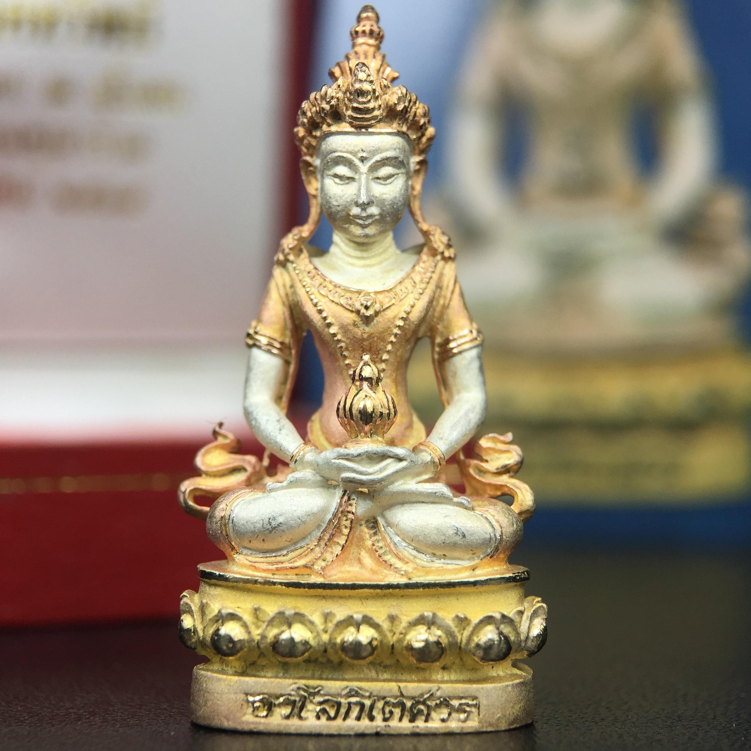 พระกริ่งอวโลกิเตศวร ( เจ้าแม่กวนอิม ) วัดโพธิ์แมนคุณาราม เนื้อเงิน 3 กษัตริย์ พ่นทราย รุ่นอุดมโภคทรัพย์ พ.ศ.2539(พร้อมกล่องบรรจุการ์ดใบรับรองเดิมครบ) (อีกหนึ่งรุ่นยอดนิยม พุทธศิลป์สวยงดงาม)