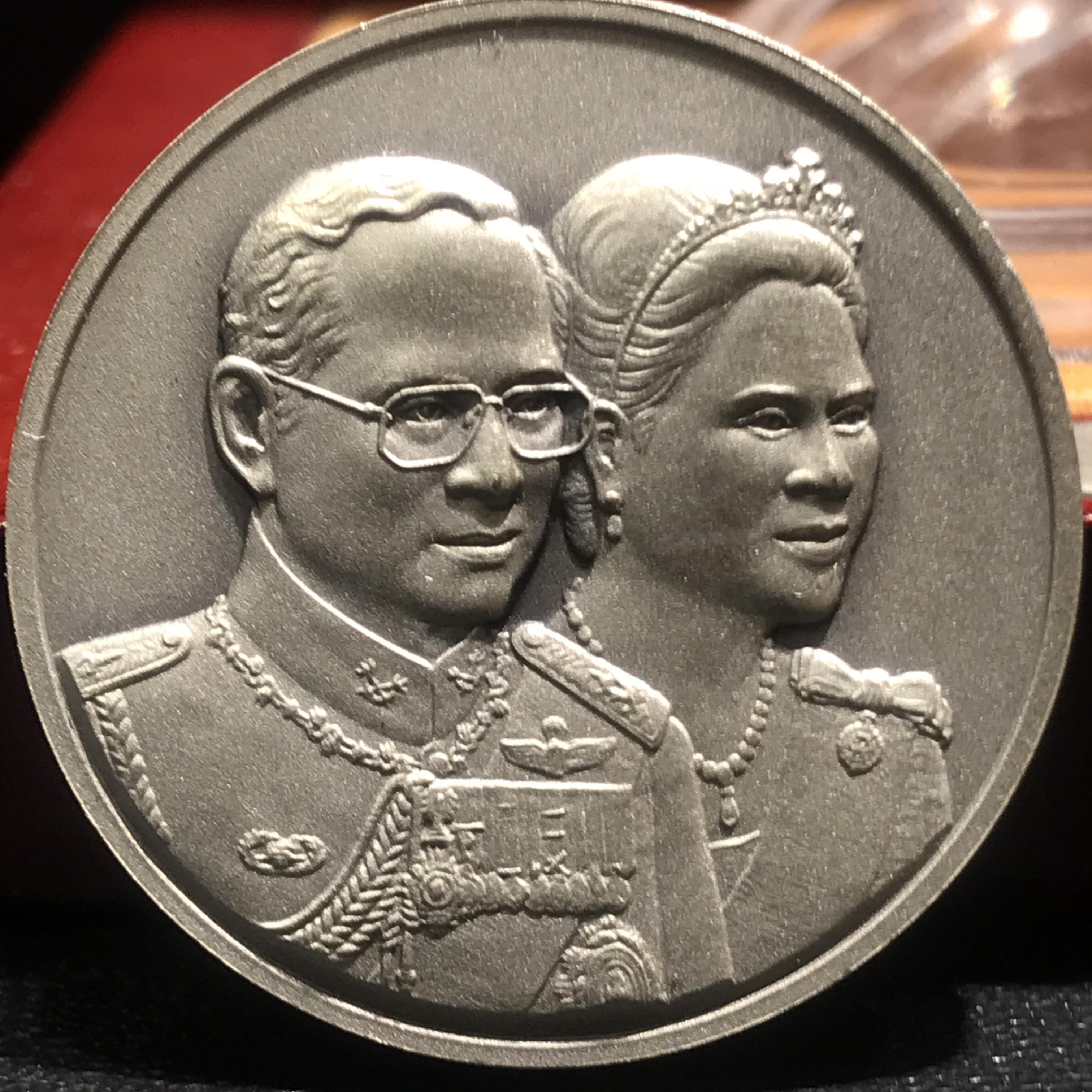 เหรียญที่ระลึก 60 ปี ราชาภิเษกสมรส ๒๘ เมษายน ๒๕๕๓ เนื้อเงินอุปกรณ์ครบสมบูรณ์(นิยม)