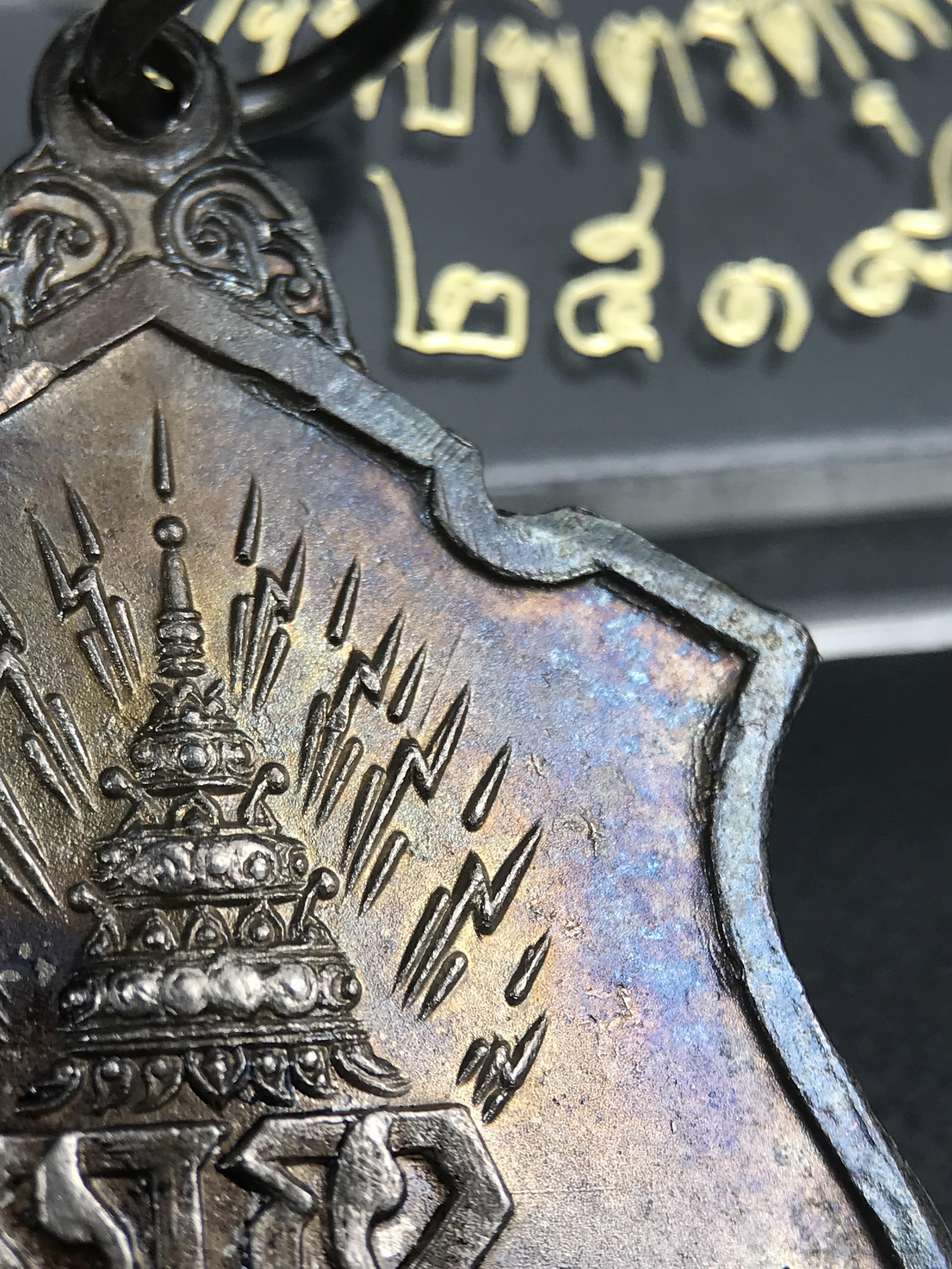 เหรียญพระพุทธชินราช มวก. วัดเบญจมบพิตรฯ ปี 2519 เนื้อเงิน(ผิวเดิมผิวน้ำทองกระจายตามองค์พระสวยมาก สภาพสวยพร้อมกล่องบรรจุเดิม(ในหลวงรัชกาลที่9และสมเด็จพระราชินีเสด็จฯเททอง)เหรียญดีพิธีใหญ่ หลวงปู่โต๊ะ วัดประดู่ฉิมพลี ร่วมปลุกเสก(เนื้อเงินพบเจอน้อยมาก หายาก)