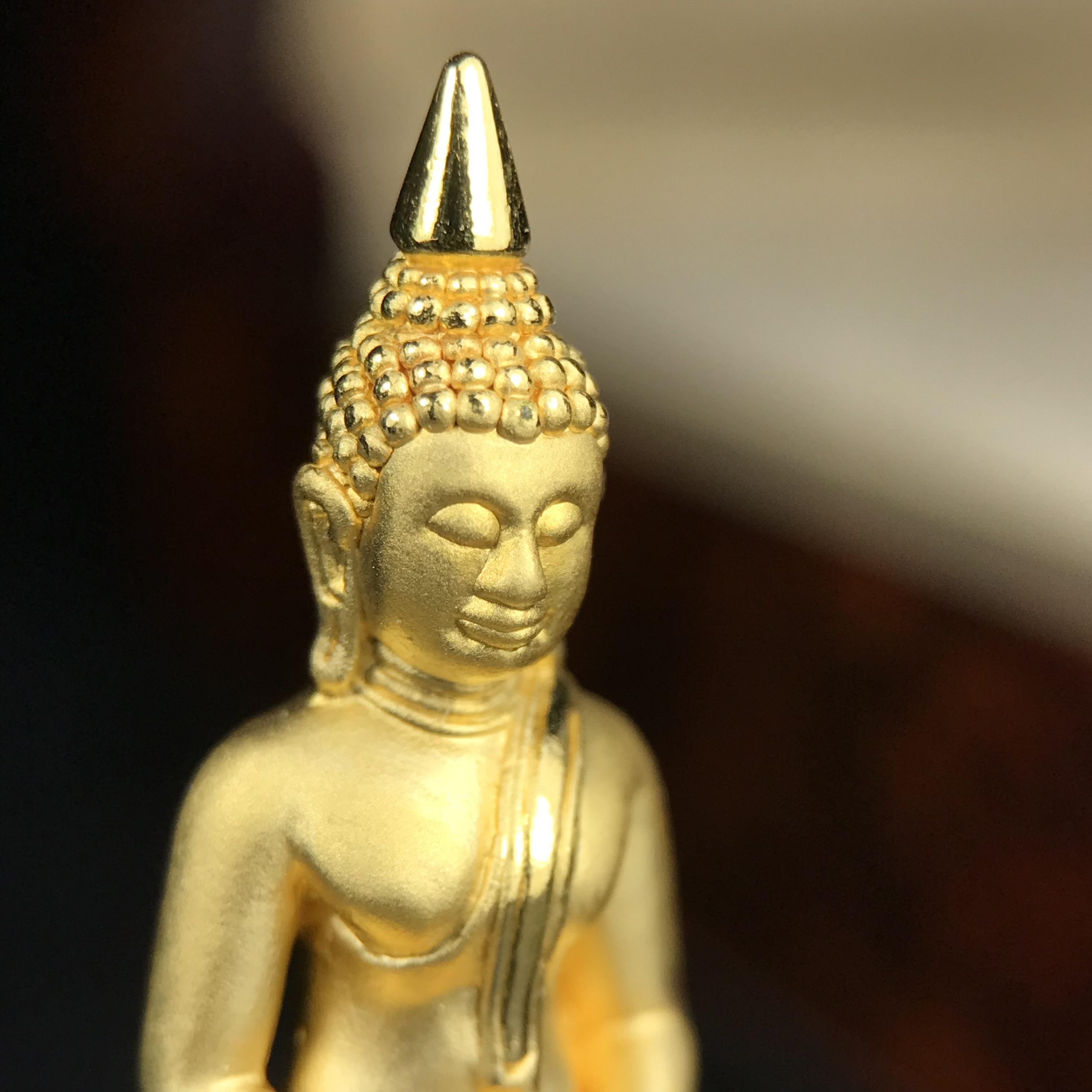 พระพุทธโสธร รุ่นสร้างอุโบสถหลังใหม่ พิธีพุทธาภิเษก ณ อุโบสถวัดโสธรวรารามวรวิหาร 18 พฤศจิกายน พ.ศ.2542 เนื้อสามกษัตริย์ องค์พระทองคำแท้ ฐานนาก ผ้าทิพย์ประดับเพชรแท้ หนักรวม 6.82g ขนาด 2.5x3.5 ซม.(องค์หมายเลข ๒๔๘)(พุธศิลป์สุดงดงาม อีกหนึ่งรุ่นยอดนิยม)หายาก