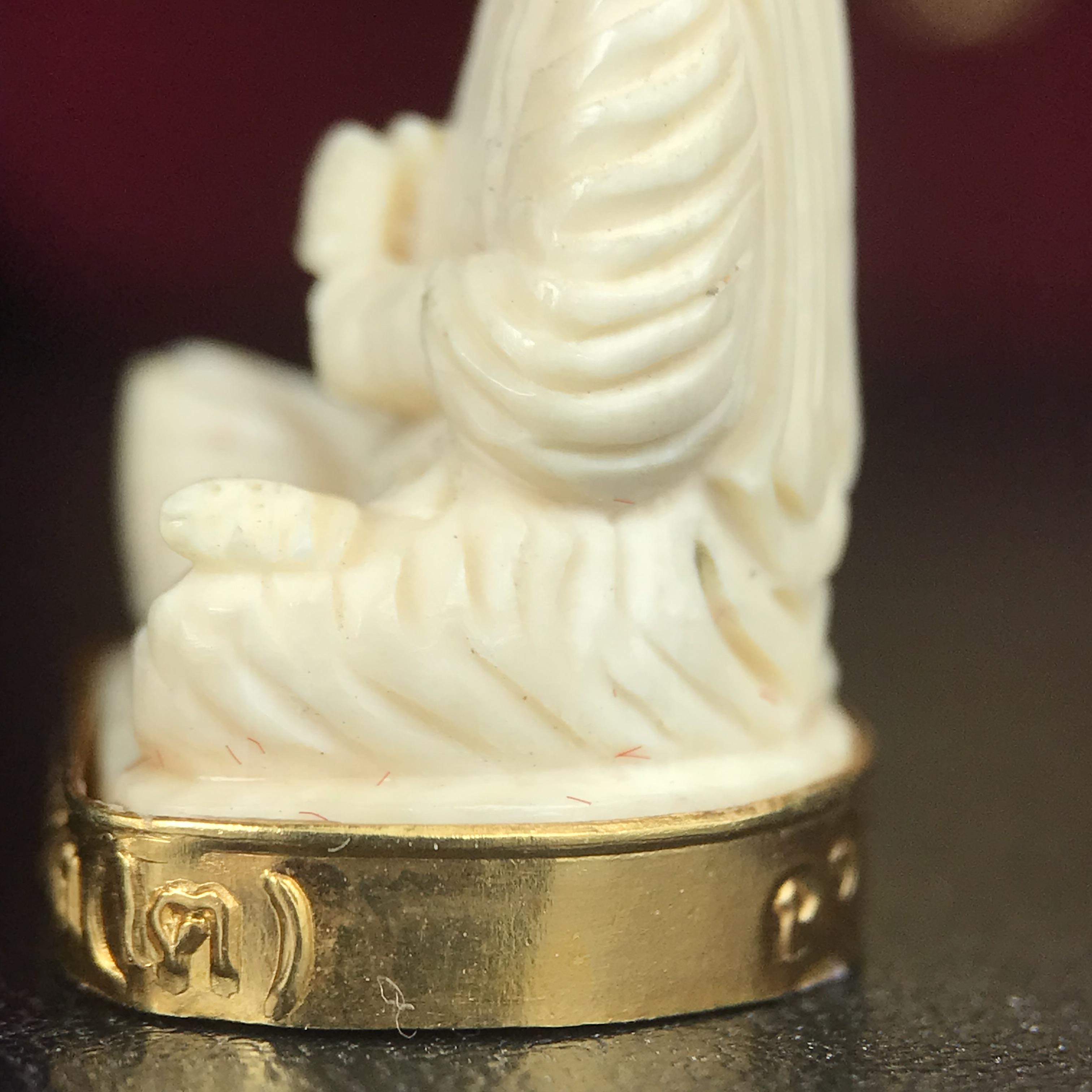 สมเด็จพระพุฒาจารย์ (โต พรหมรังสี) รุ่นคชสารหมื่นปี พ.ศ.2542 พิมพ์ลอยองค์(ฐานหุ้มทองคำ) ตอกโค๊ตและหมายเลข ๑๒๑๔ สภาพสวยสมบูรณ์กล่องบรรจุเดิมครบ (เลขสวยผลรวมได้แปด มีกินมีใช้ไม่มีหมด)(1ใน 9999 องค์)หายากพบเจอน้อยมาก