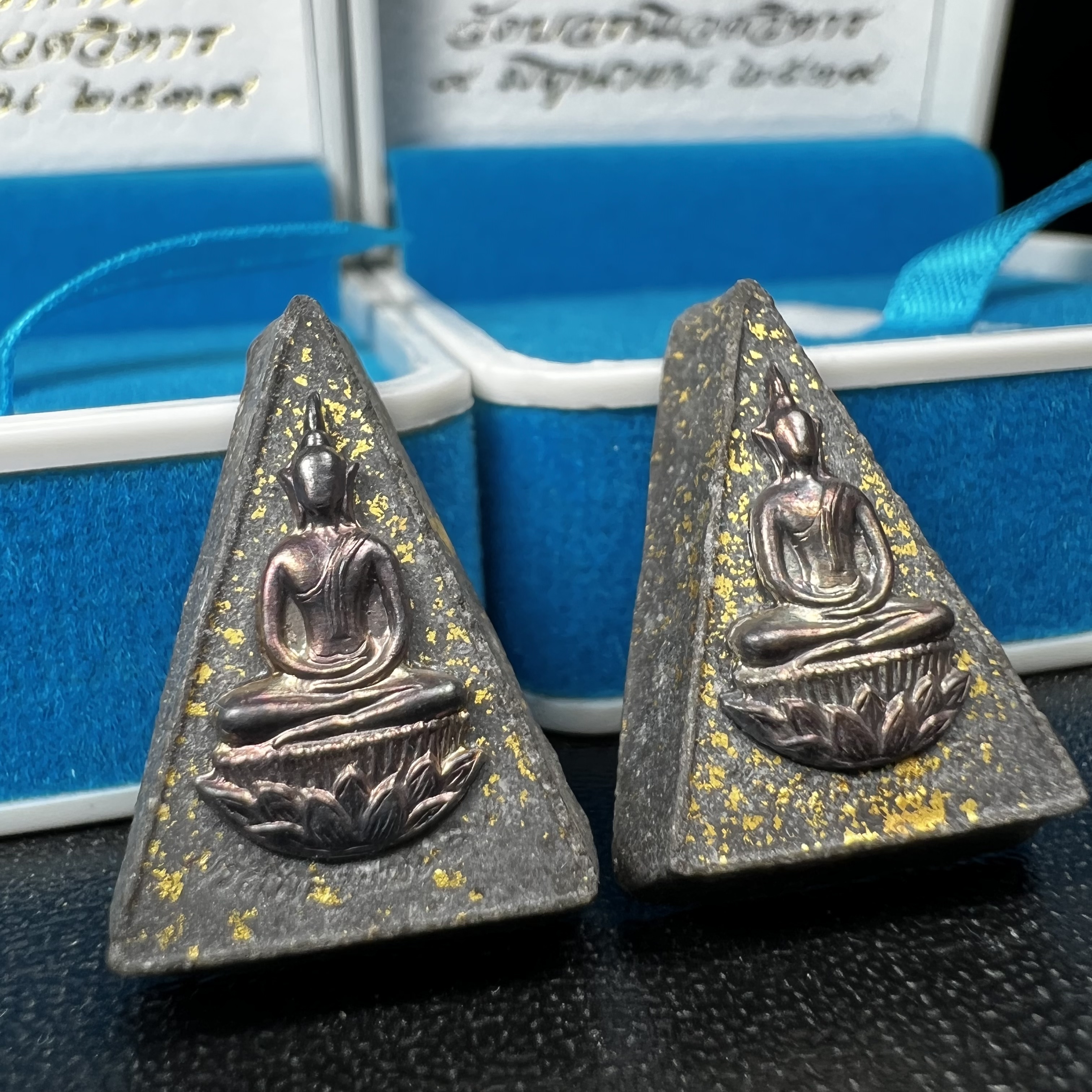 พระกำลังแผ่นดิน พระราชทาน วัดบวรนิเวศวิหาร ปี2539 พิมพ์เล็กหน้ากากเงิน (ในหลวง รัชกาลที่ 9 พระราชทานมวลสารจิตรลดา)นิยมหายาก