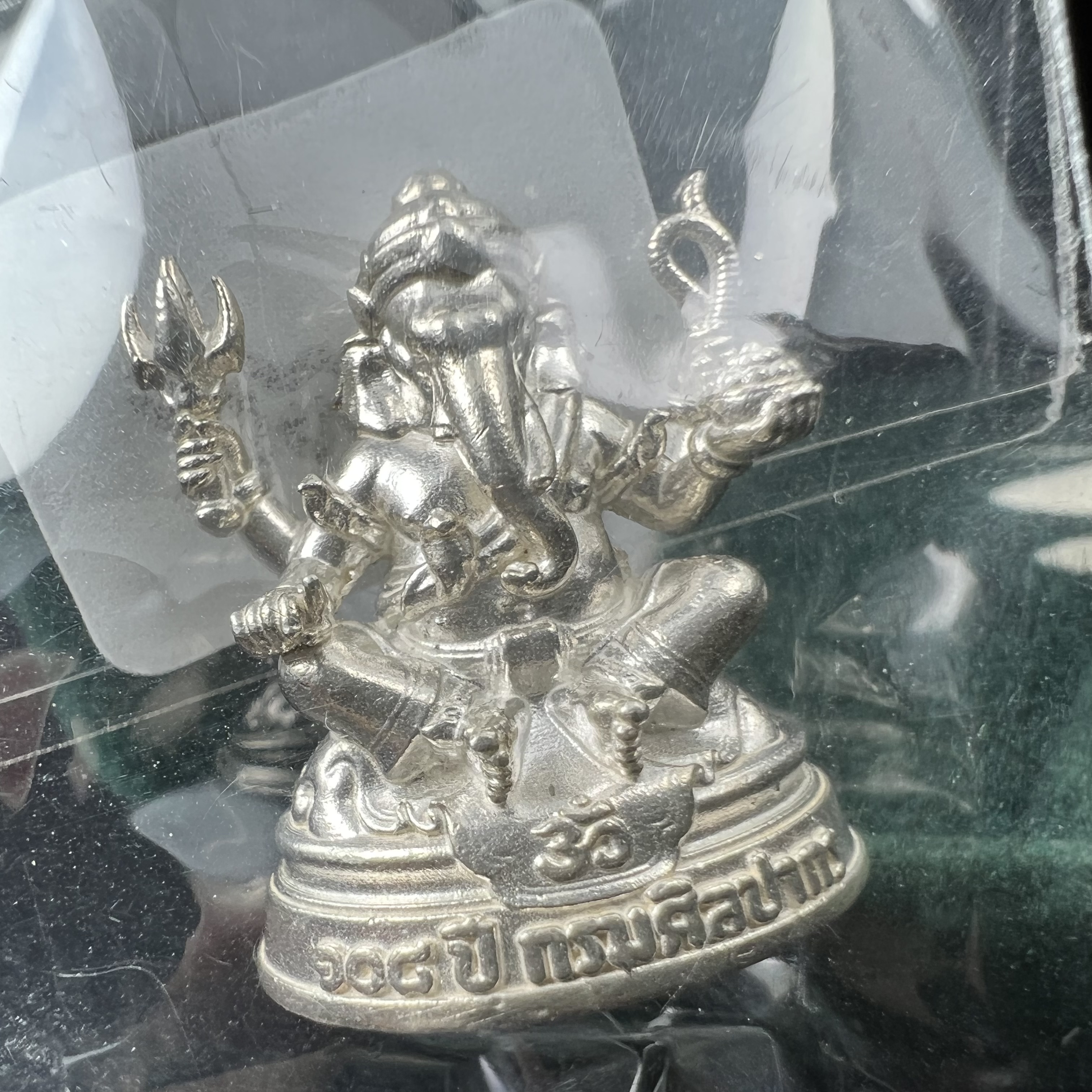 พระพิฆเนศวร รุ่น 108 ปี แห่งการสถาปนากรมศิลปากร ปี 2562 เนื้อเงิน ขนาดลอยองค์ หน้าตัก 1/2 นิ้ว(ขนาดประมาณ 1.8 x 2.1 ซม.)(พิธีใหญ่ มวลสารดี)(มีโค๊ดและหมายเลขกำกับเลข)1 ใน 1999 องค์