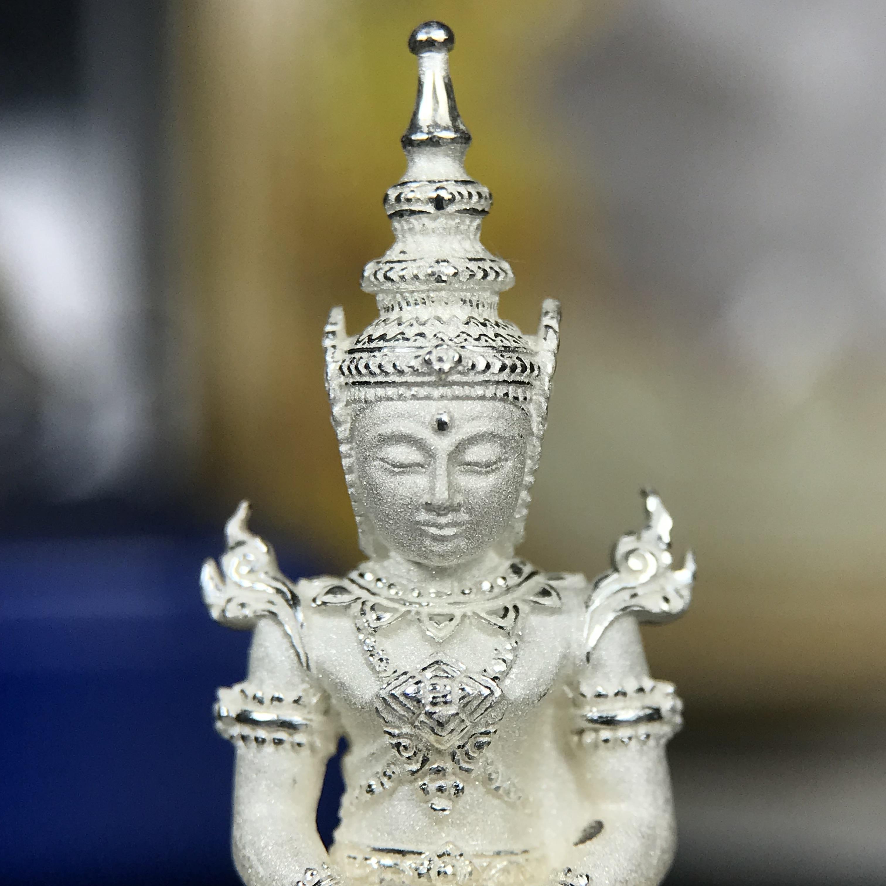 พระแก้วมรกต ทรงเครื่องฤดูร้อน พระราชทานประดิษฐานตราสัญลักษณ์ฉลองสิริราชสมบัติ ครบ 60 ปี ในหลวงรัชกาลที่ 9 พ.ศ.2549 เนื้อเงินลอยองค์พิมพ์ใหญ่ สูง 3.6 ซม. ขนาดหน้าตัก 1/2 นิ้ว (พิธีใหญ่มหาพุทธาภิเษก ณ พระอุโบสถวัดพระแก้ว เกจิอาจารย์ ทั่วประเทศ 108 รูป )