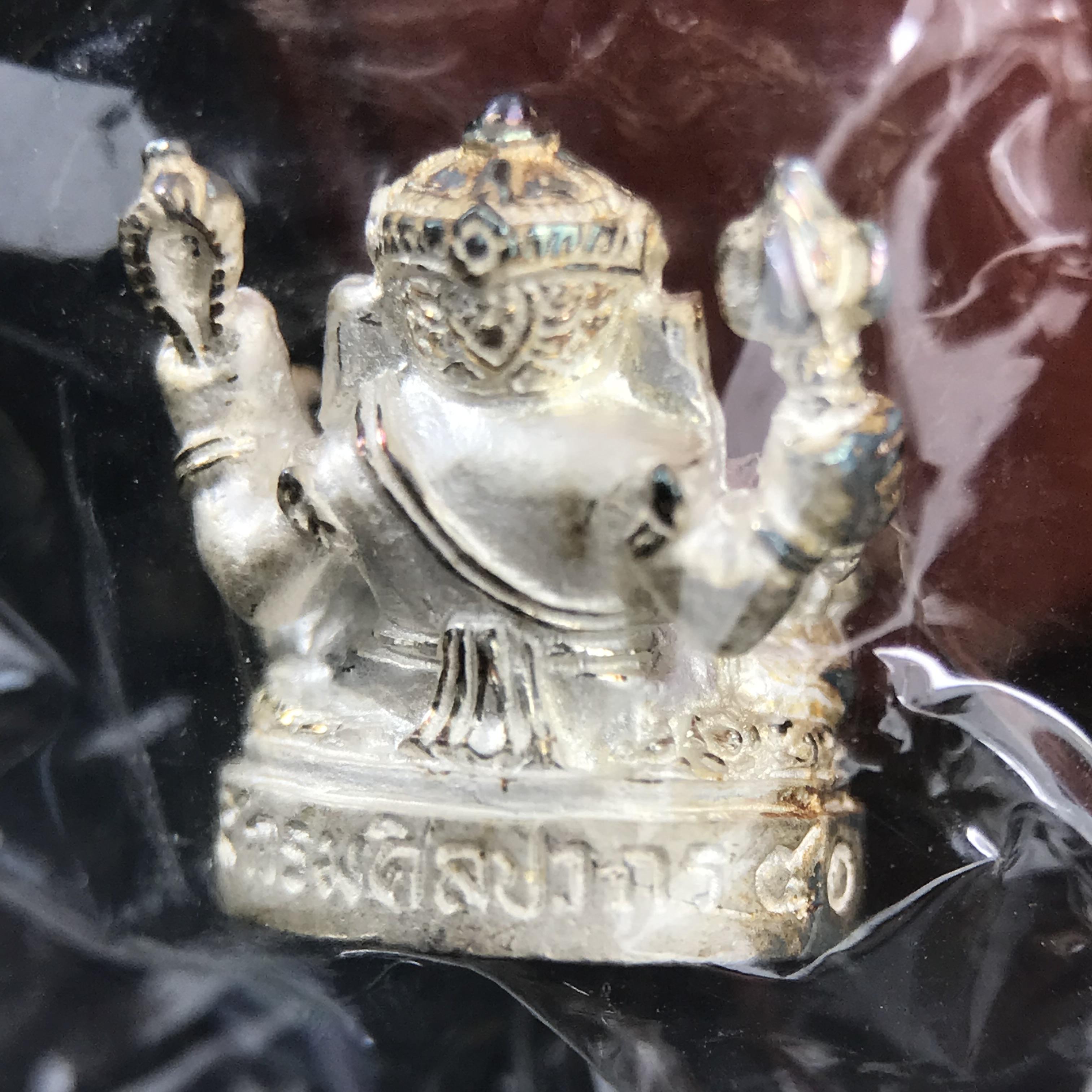 พระพิฆเนศ พิมพ์ลอยองค์ รุ่นแรก กรมศิลปากร ปี 2540 เนื้อเงิน ผิวเดิมติดรุ้งๆ(ซีนซองเดิมพร้อมกล่องไม้และกล่องกระดาษครบชุด)พิธีใหญ่ เข้มขลัง มวลสารศักดิ์สิทธิ์ (เทพเจ้าแห่งความสำเร็จและศิลปวิทยาการ)ยอดนิยมหายาก