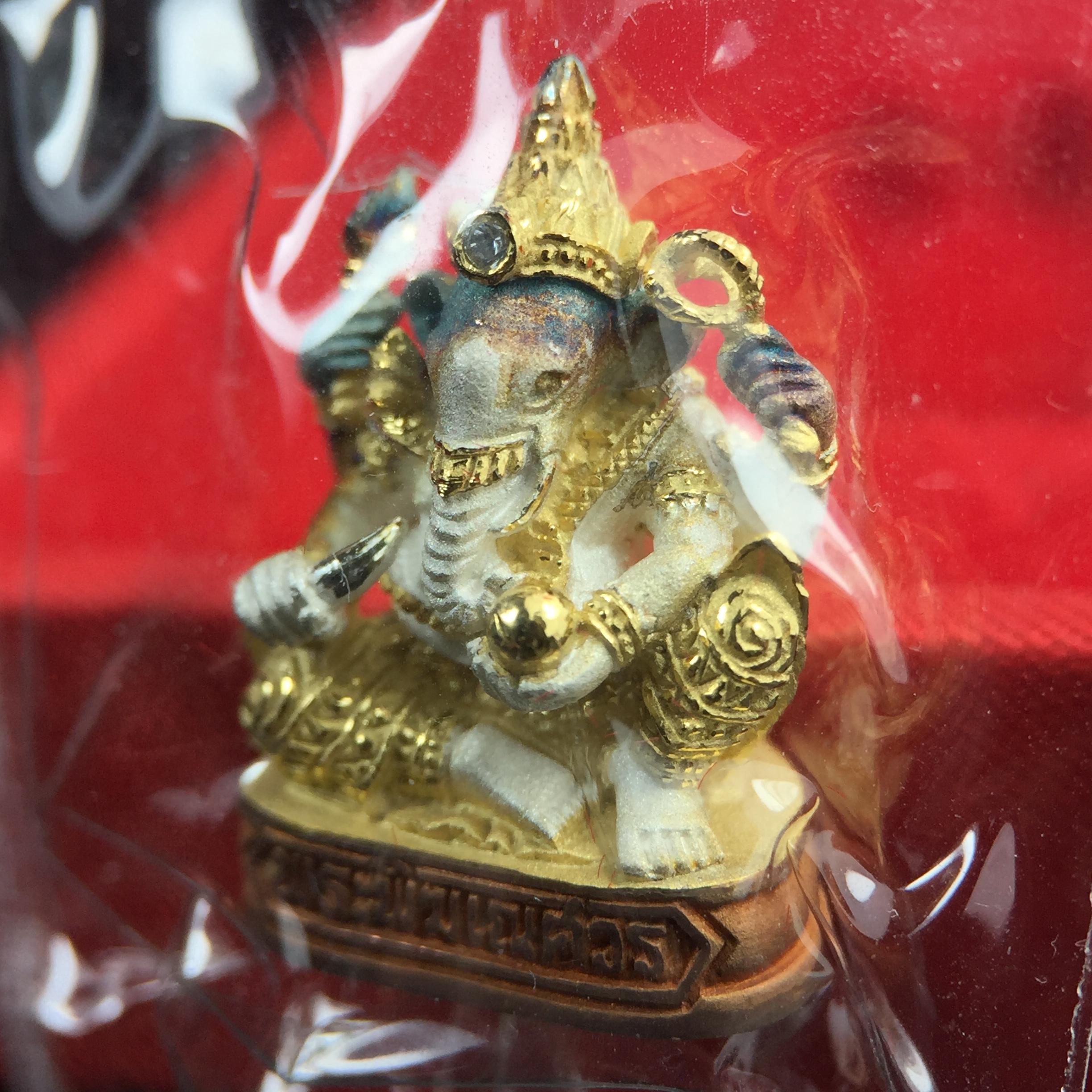 พระพิฆเณศวร วัดบวรนิเวศวิหาร ปี 2542 เนื้อเงินสามกษัตริย์พ่นทรายขัดเงาบางส่วน(ฝังพลอย1เม็ด)(ขนาด 2* 1.4 ซม.) สภาพสวยซีนซองเดิมพร้อมกล่องบรรจุเดิม ตอกโค๊ดหมายเลขกำกับ(ผิวเดิมขึ้นสีรุ้งธรรมชาติ สวย)(คัดสภาพสวยเดิม พิธีใหญ่ พุทธศิลป์งดงาม)