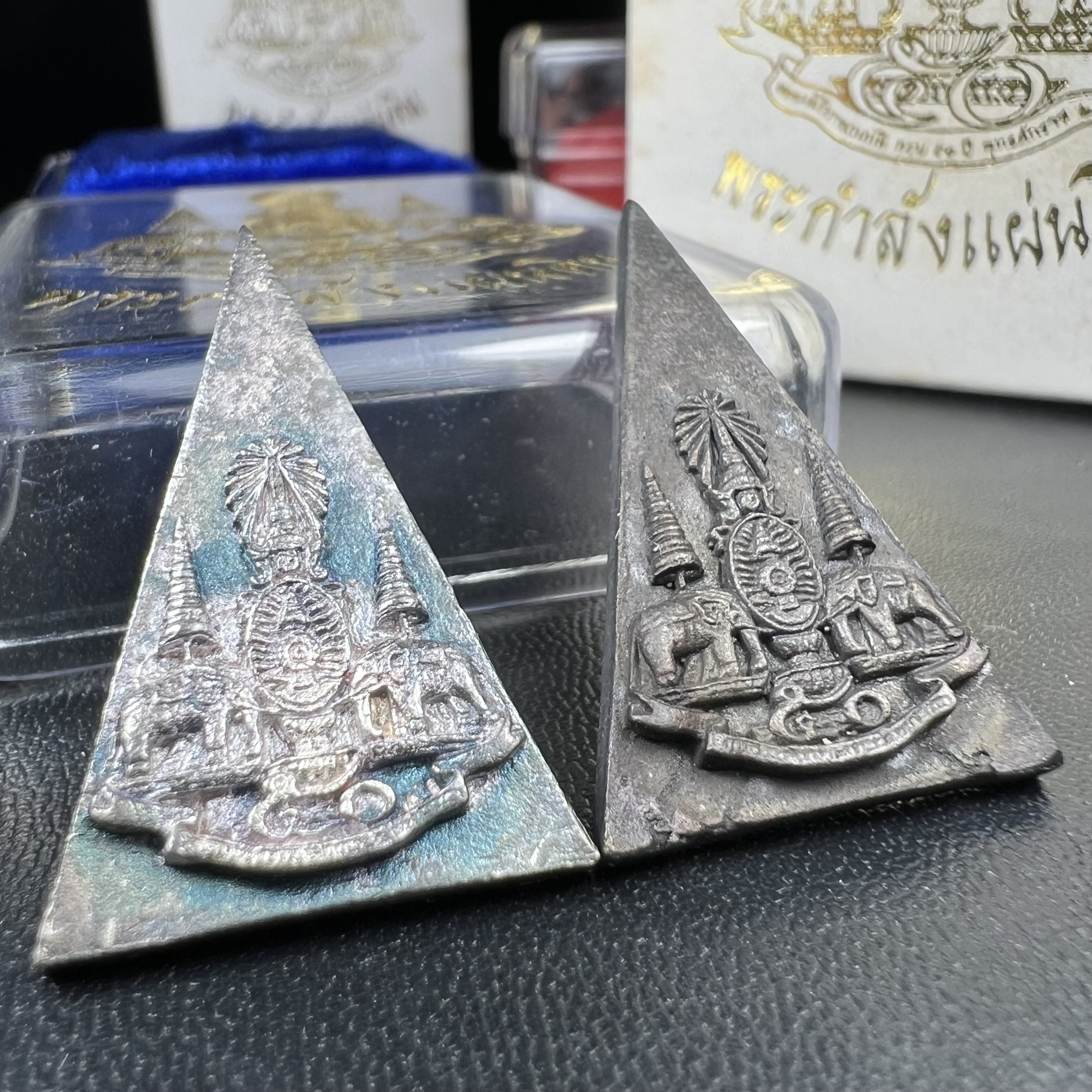 พระกำลังแผ่นดิน (สมเด็จจิตรลดา2) จัดสร้างเฉลิมพระเกียรติ ร.9 ครองราชย์ 50 ปี 2539 เนื้อเงิน(ผิวเดิมกลับดำ รุ้งๆสวย)+เนื้อนวโลหะ(สร้างน้อยหายาก)พร้อมกล่องบรรจุเดิมครบสมบูรณ์(1ใน2539องค์)