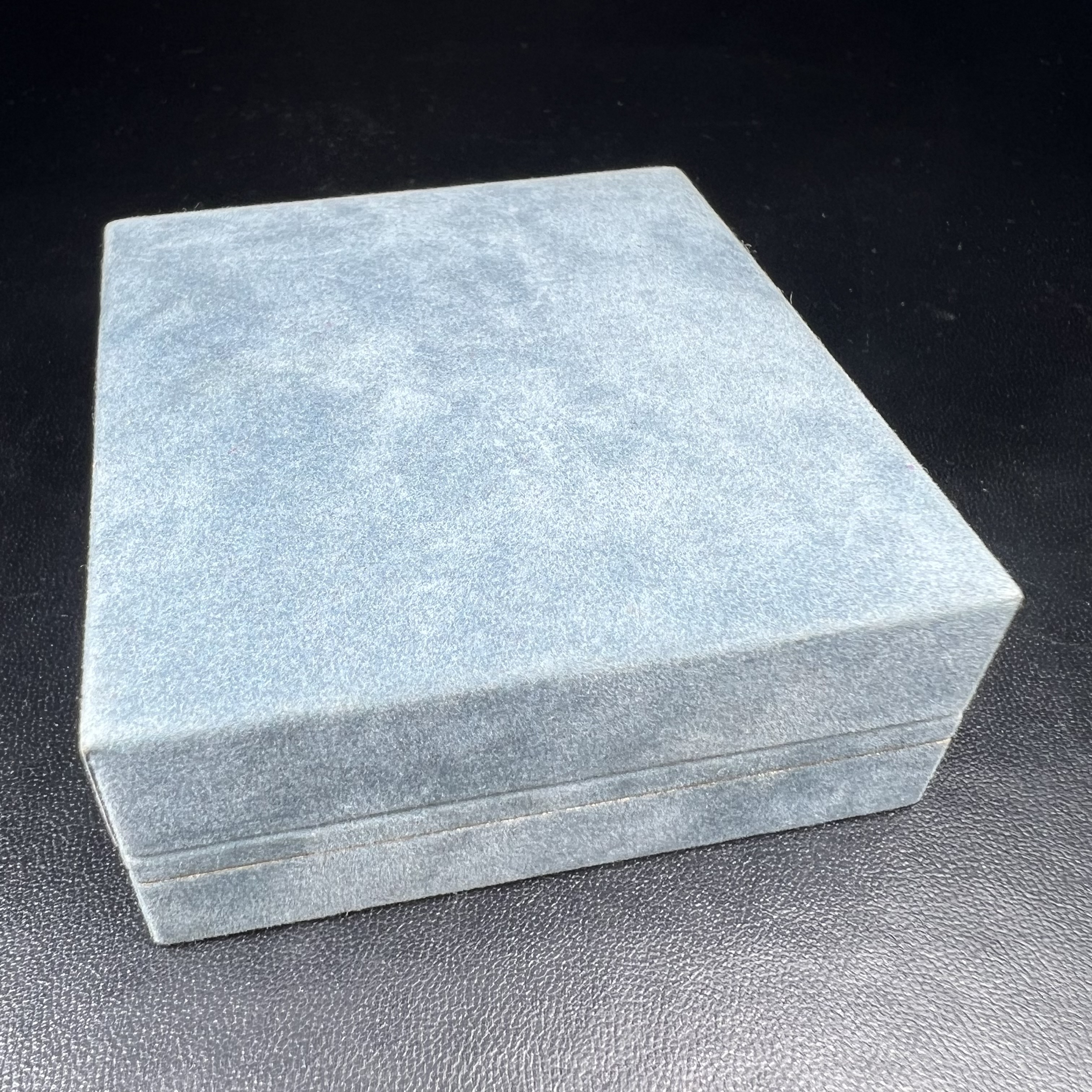 เหรียญพระไพรีพินาศตราสัญลักษณ์ หลัง สก มหามงคลเฉลิมพระชนมพรรษา 5 รอบ ครบ 60 พรรษาพระราชินีในหลวงรัชกาลที่ 9 ปี 2535 วัดบวรนิเวศวิหาร เนื้อเงิน(หมายเลข ๔๒๐)พร้อมกล่องบรรจุเดิมสวยครบ (เนื้อเงินรุ่นนี้พบเจอน้อยมาก)