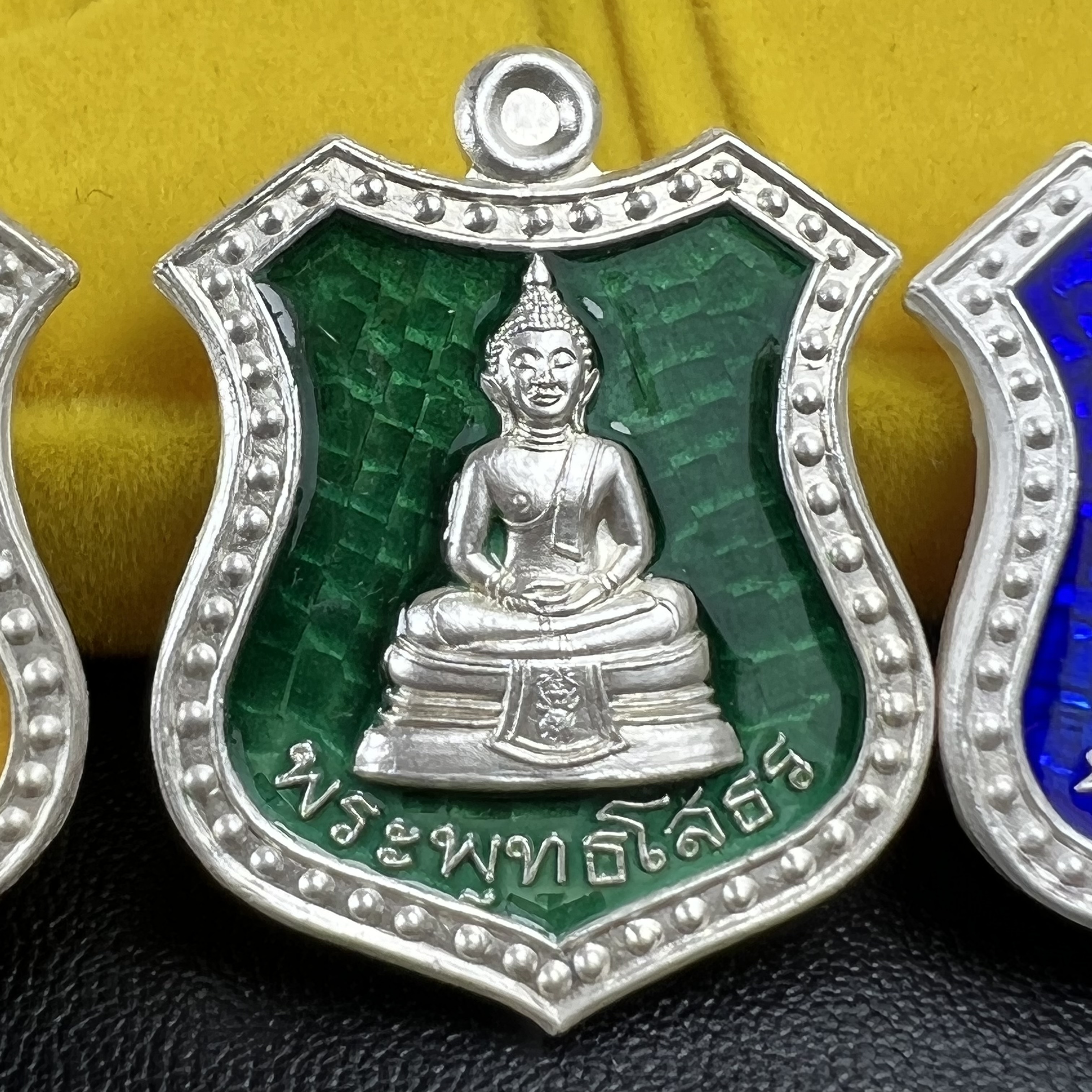 เหรียญหลวงพ่อโสธร ภปร. รุ่นกาญจนาภิเษก จัดสร้างในมงคลวโรกาสที่พระบาทสมเด็จพระเจ้าอยู่หัวรัชกาลที่9 เสด็จเถลิงถวัลย์สิริราชสมบัติ ครบ 50 ปี ในพุทธศักราช 2539 เนื้อเงินลงยา(สีแดง สีเหลือง สีน้ำเงิน สีเขียว)ครบชุดรวม 4 เหรียญ(พิธีใหญ่เข้มขลัง)1 ใน 9950 ชุด