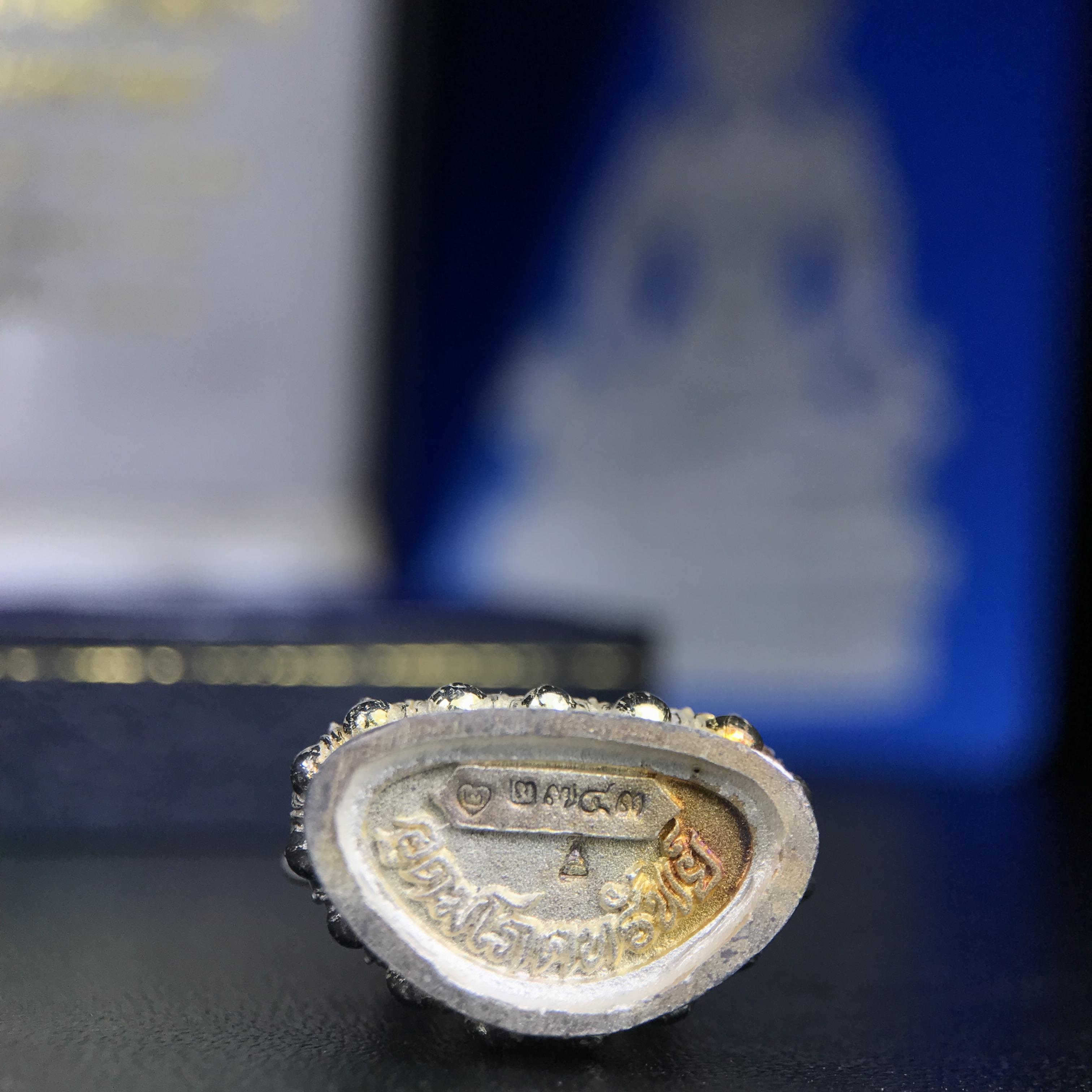 พระกริ่งอวโลกิเตศวร ( เจ้าแม่กวนอิม ) วัดโพธิ์แมนคุณาราม รุ่นอุดมโภคทรัพย์ พ.ศ.2539 เนื้อเงินพ่นทราย(ผิวเดิม ขึ้นสีรุ้งธรรมชาติ แบบนิยม เสน่ห์ของพระเนื้อเงิน) (พร้อมกล่องบรรจุการ์ดใบรับรองเดิมครบ)(อีกหนึ่งรุ่นยอดนิยม พุทธศิลป์สวยงดงาม)หายาก 1 ใน 5000 องค์