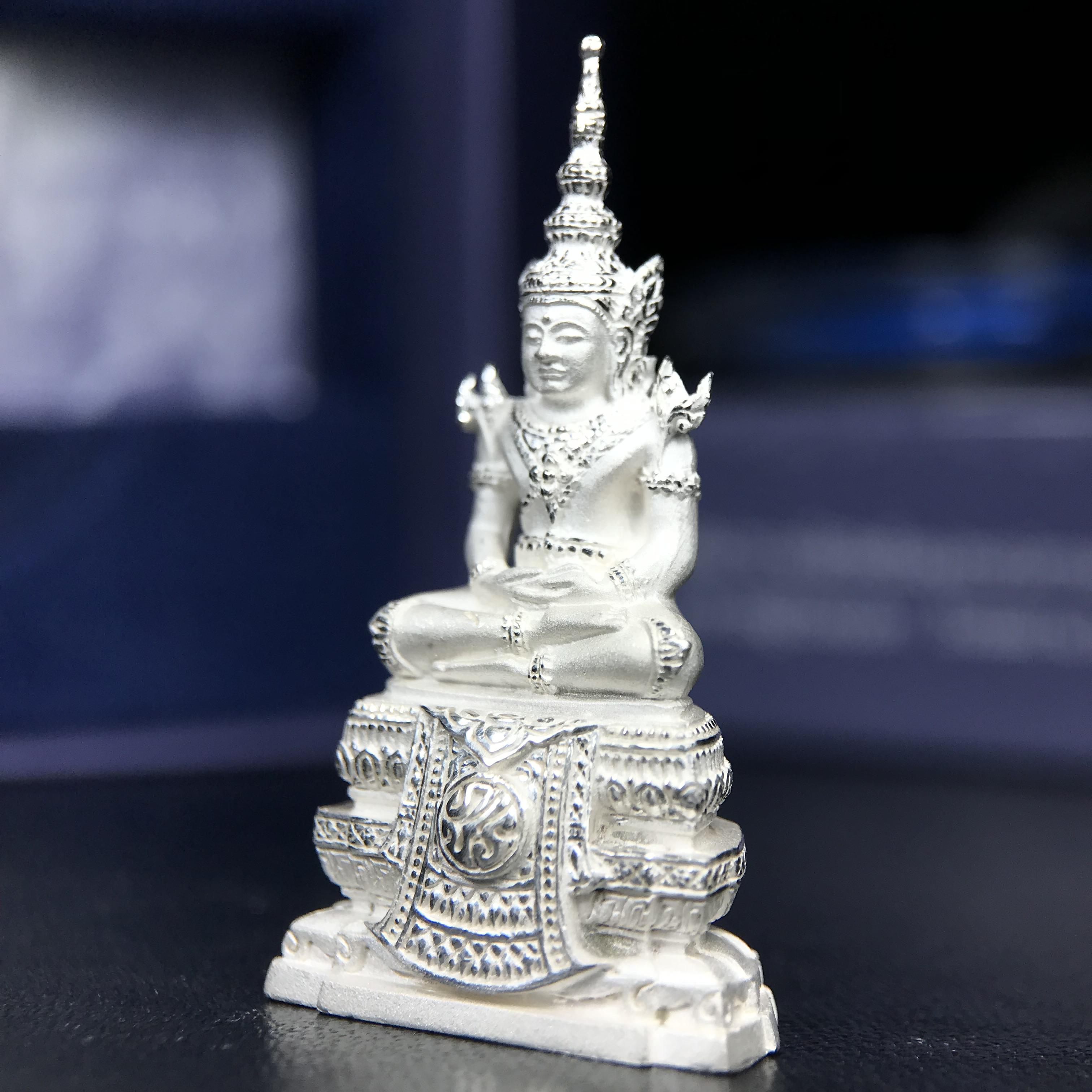 พระแก้วมรกต ภปร. ปี 2547 จัดสร้างโดยโรงพยาบาลภูมิพลอดุลยเดช เนื้อเงิน ลอยองค์ หน้าตัก 1/2 นิ้ว พิธีมหามังคาภิเษก ณ พระอุโบสถวัดพระศรีรัตนศาสดาราม(วัดพระแก้ว) งดงามทรงคุณค่าอีกหนึ่งรุ่นยอดนิยม หายาก(เลขสวยผมรวมได้เก้า หมายเลข ๑๐๘๙)(1ใน3000องค์)