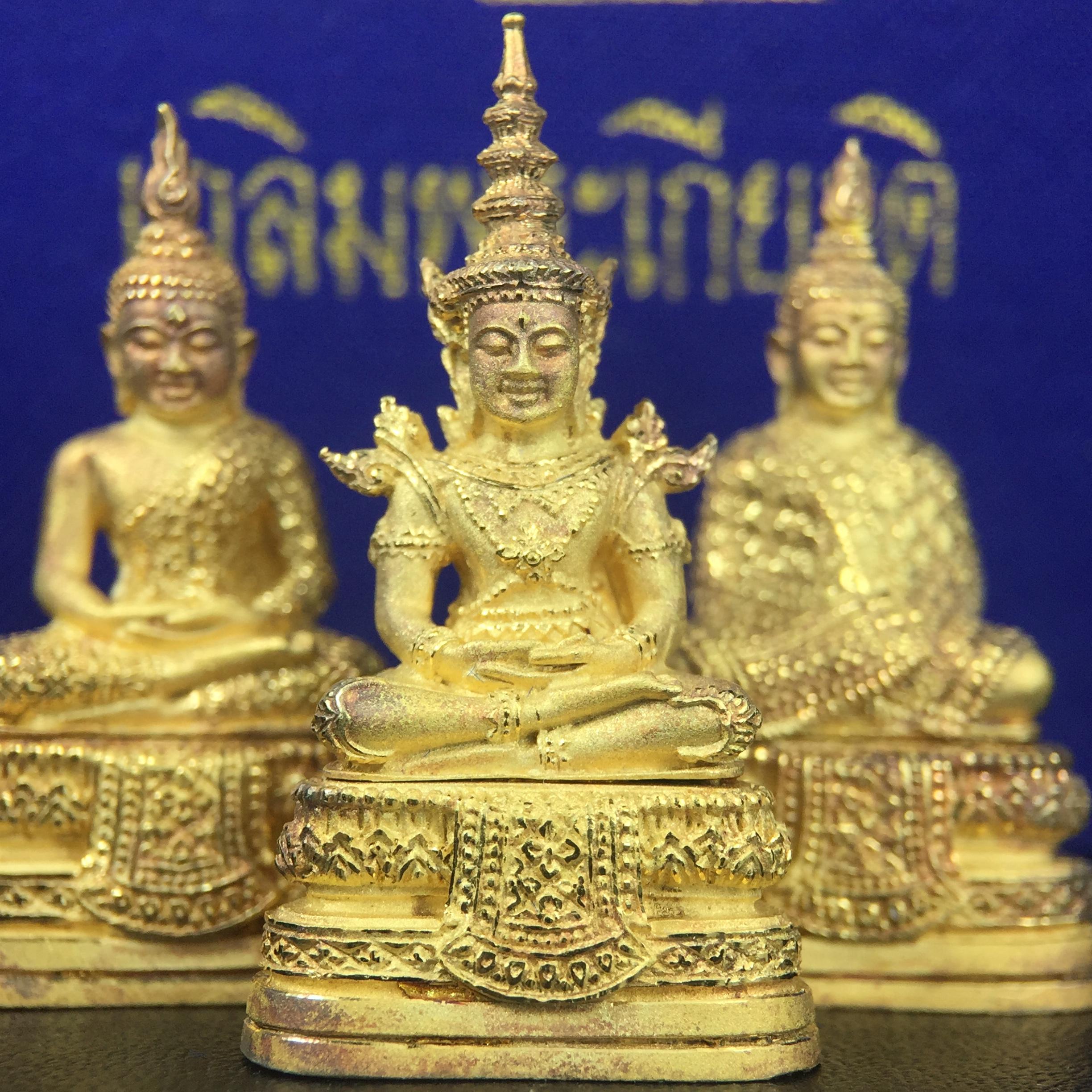 พระพุทธมหามณีรัตนปฎิมากร(พระแก้วมรกต)รุ่น เฉลิมพระเกียรติ วัดพระศรีรัตนศาสดารามราม(วัดพระแก้ว) ปี2543 เนื้อเงินชุบทองพ่นทรายขัดเงาบางส่วน พิมพ์ใหญ่ลอยองค์ ชุด 3 ฤดู ตอกโค๊ตหมายเลขเดียวกันทั้ง3องค์ ชุดหมายเลข( ช147)สภาพผิวสวยดุจทองคำกล่องบรรจุเดิมครบ
