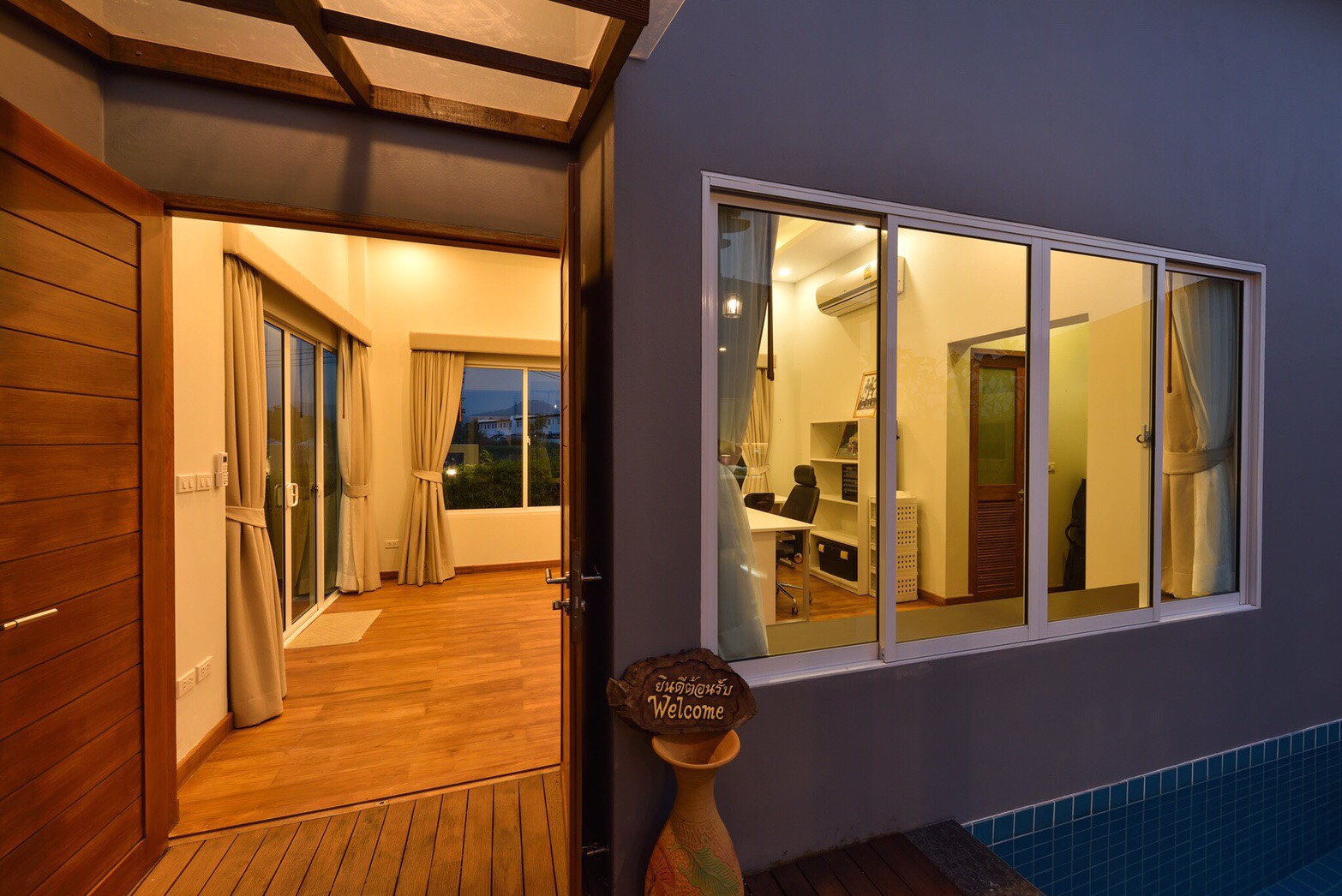 For Sales/Rent : 4 bed room private poool villa tropical modern style locate in Bandon-Cherntalay road.