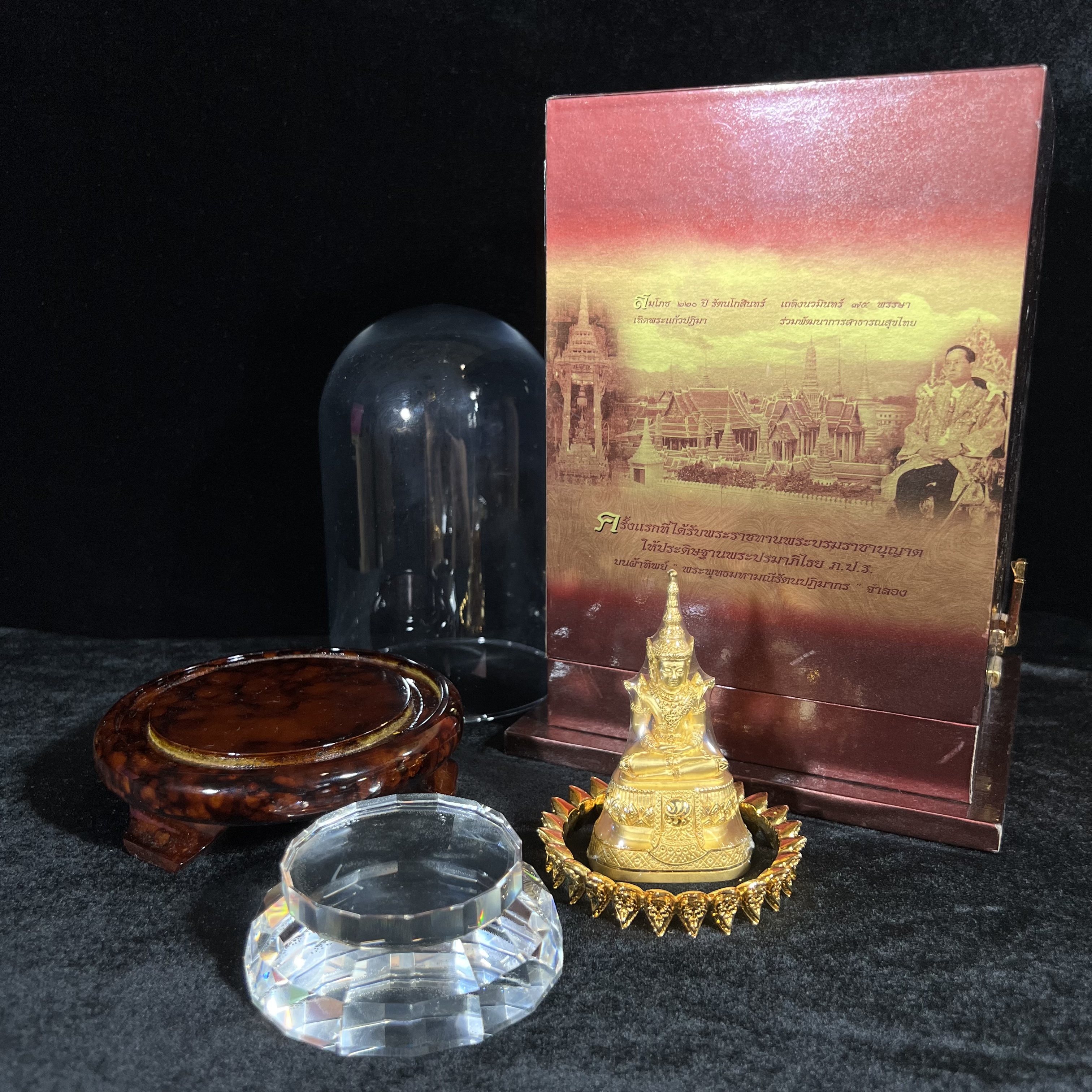 พระแก้วมรกต ภปร.(รุ่นแรก) ปี2545 รุ่นฉลองกรุงรัตนโกสินทร์ครบ 220 ปี หล่อลอยองค์ เนื้อทองคำบริสุทธิ์99.99% ขนาดบูชา 50*90 มม. พร้อมฐานวางครอบแก้วเดิมกล่องบรรจุเดิมครบสมบูรณ์(สวยงามและหายากมาก)(1ใน1000องค์)