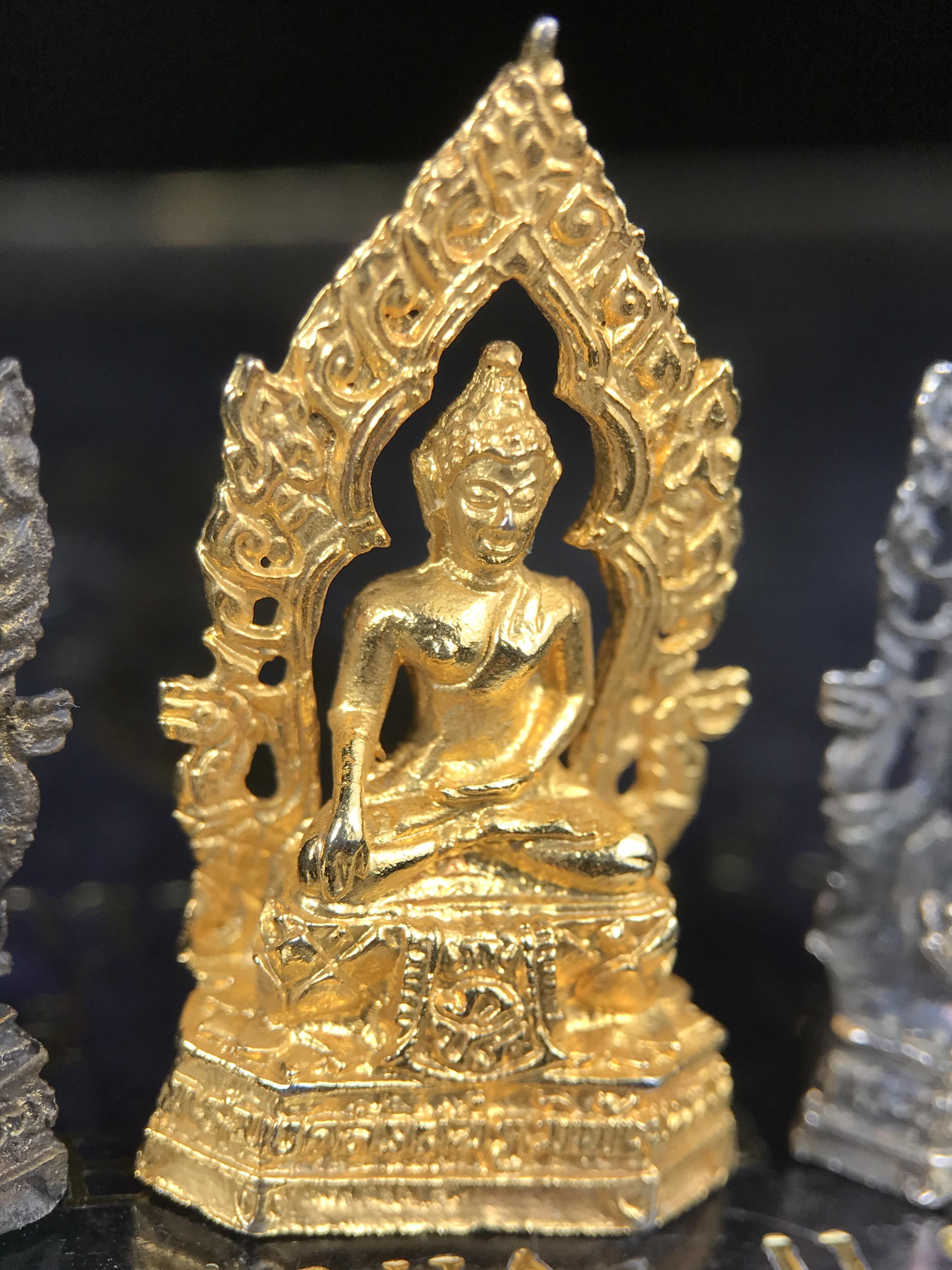 ชุดวัตถุมงคลพระพุทธมงคลรัตนภูมิพัฒนมหามุนี ภปร. วัดมงคลรัตนาราม วัดไทยในซานฟรานซิสโก สหรัฐอเมริกา ( Sanfrancisco USA.) ปี 2523(ชุดพิเศษกรรมการ 1 ชุด 5 รายการ)หายาก(พิธีใหญ่)หลวงปู่โต๊ะ วัดประดู่ฉิมพลี พร้อมเกจิอาจารย์ในยุคอีก ๑๐๘ รูปนั่งปรกอธิษฐานจิต