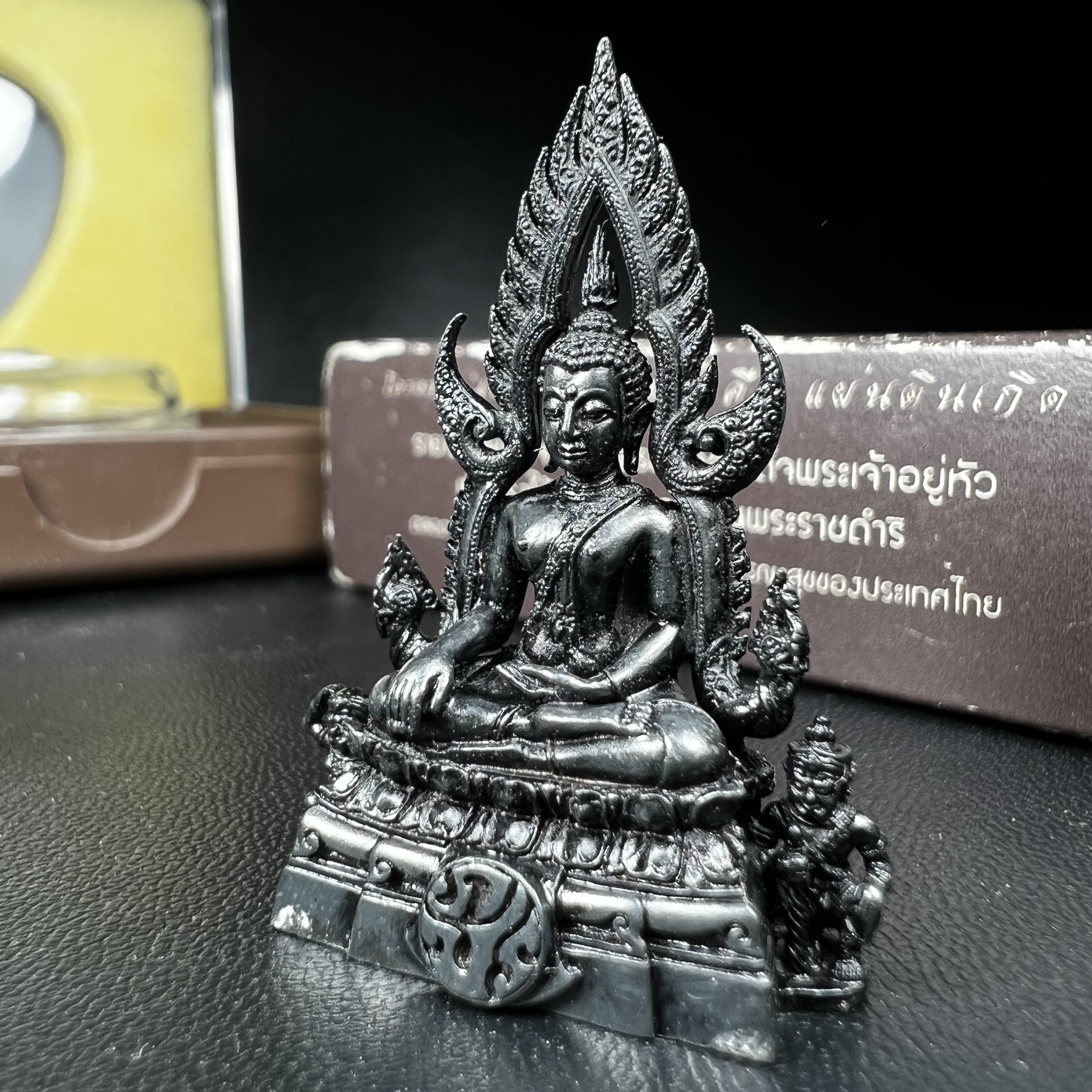 พระพุทธชินราช ภปร. โครงการ "เพราะแผ่นดินนี้ คือ แผ่นดินเกิด" ปี2548(รุ่นแรก) ลอยองค์ หน้าตัก 1/2 นิ้ว เนื้อเงินรมดำ(พุทธศิลป์จำลองเมื่อครั้งลอกทอง ครั้งที่3 เมื่อปี2547 ร้อยปีจะมีสักครั้ง "พระพุทธชินราชองค์ดำ")