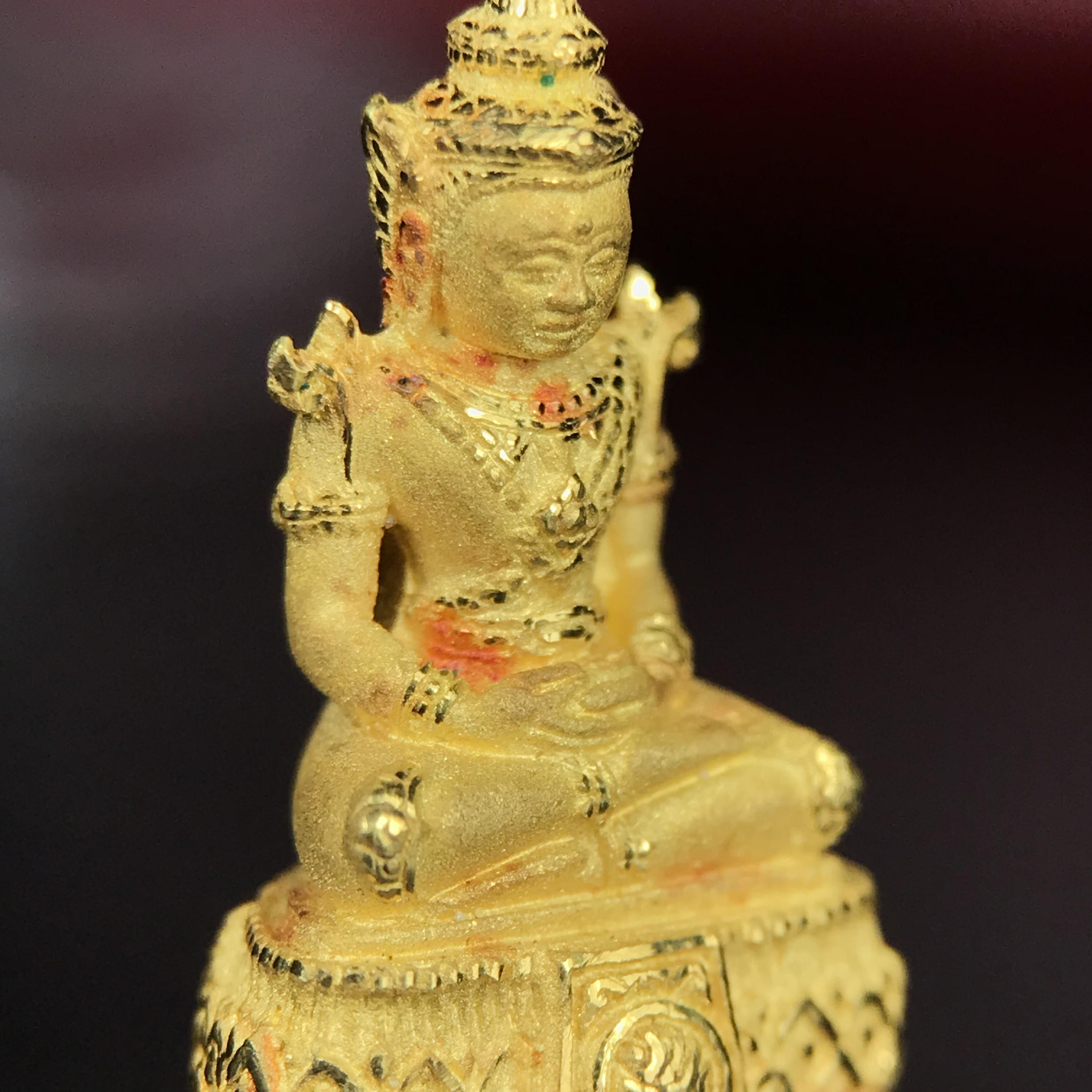 พระแก้วมรกต ภปร.(รุ่นแรก) ปี2545 จัดสร้างในมหาวโรกาส พระบาทสมเด็จพระเจ้าอยู่หัวรัชกาลที่ 9 ครบรอบ 75 พรรษา และฉลองกรุงรัตนโกสินทร์ครบ 220 ปี พิมพ์ลอยองค์เล็ก เนื้อทองคำบริสุทธิ์ 96.5%(6.5กรัม) ขนาด 10*19 มม. พร้อมกล่องเดิมสวยครบสมบูรณ์(1ใน2000องค์)หายาก