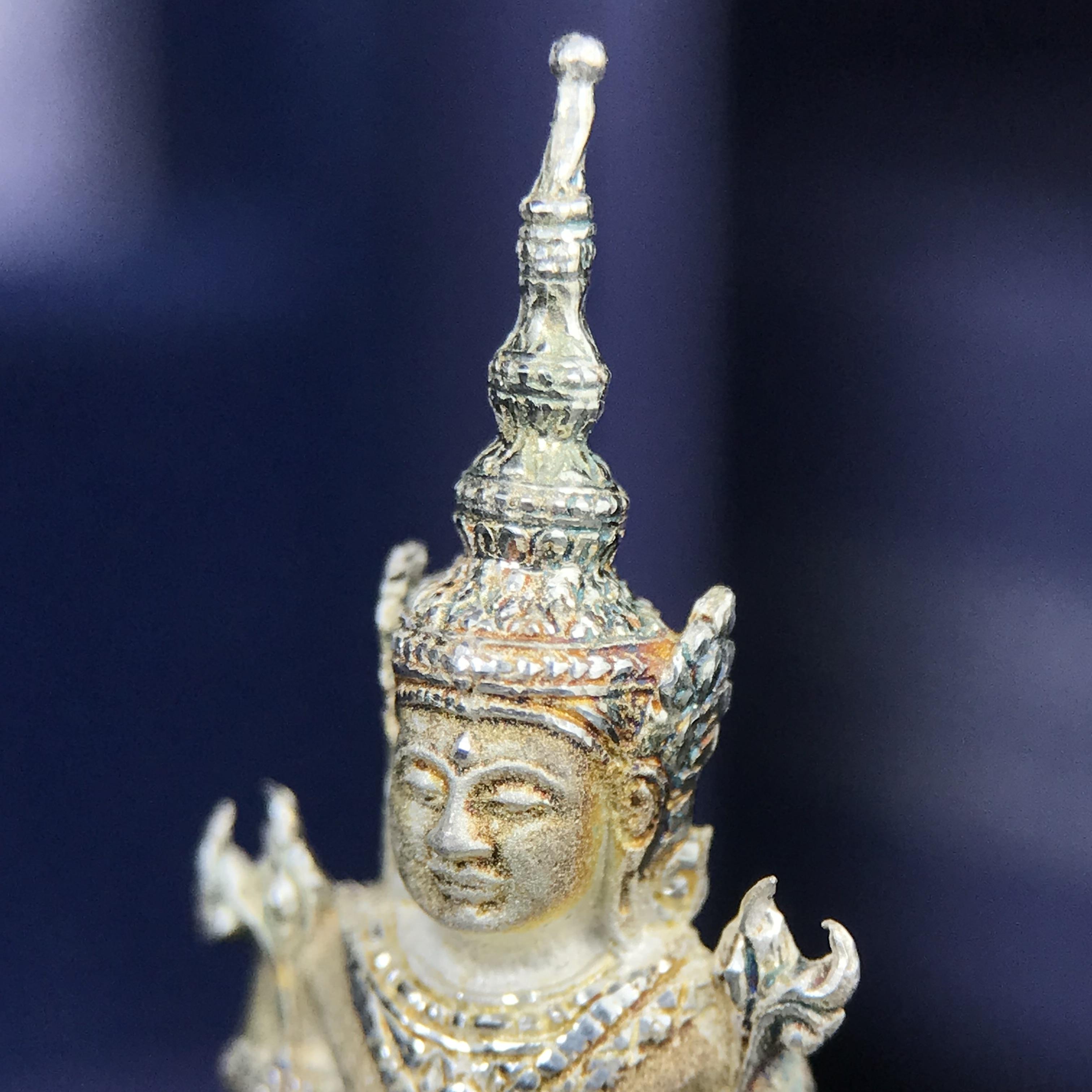 พระแก้วมรกต ภปร. ปี 2547 จัดสร้างโดยโรงพยาบาลภูมิพลอดุลยเดช เนื้อเงิน ลอยองค์ หน้าตัก 1/2 นิ้ว สูง 3.7 ซม. พิธีมหามังคาภิเษก ณ พระอุโบสถวัดพระศรีรัตนศาสดาราม(วัดพระแก้ว) งดงามทรงคุณค่าอีกหนึ่งรุ่นยอดนิยม หายาก(องค์หมายเลขต้นๆหลักร้อย ๒๙๘)ผิวเดิมติดรุ้งสวย