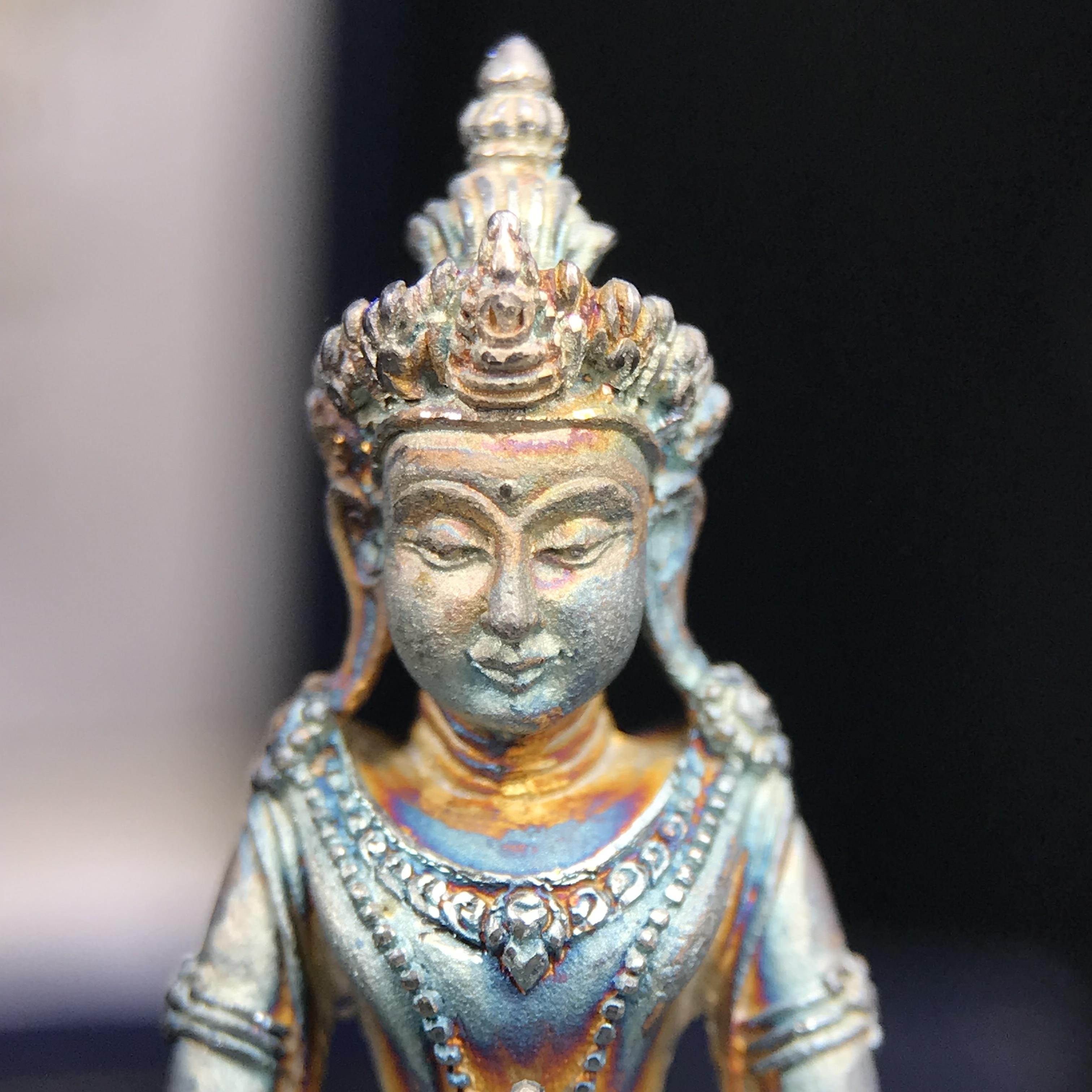 พระกริ่งอวโลกิเตศวร ( เจ้าแม่กวนอิม ) วัดโพธิ์แมนคุณาราม รุ่นอุดมโภคทรัพย์ ปี 2539 เนื้อเงินพ่นทราย(ผิวเดิม ขึ้นสีรุ้งธรรมชาติ แบบนิยม เสน่ห์ของพระเนื้อเงิน)(พร้อมกล่องบรรจุเดิม)(อีกหนึ่งรุ่นยอดนิยม พุทธศิลป์สวยงดงาม)หายาก 1 ใน 5000 องค์*องค์หมายเลข ๓๖๔๒*