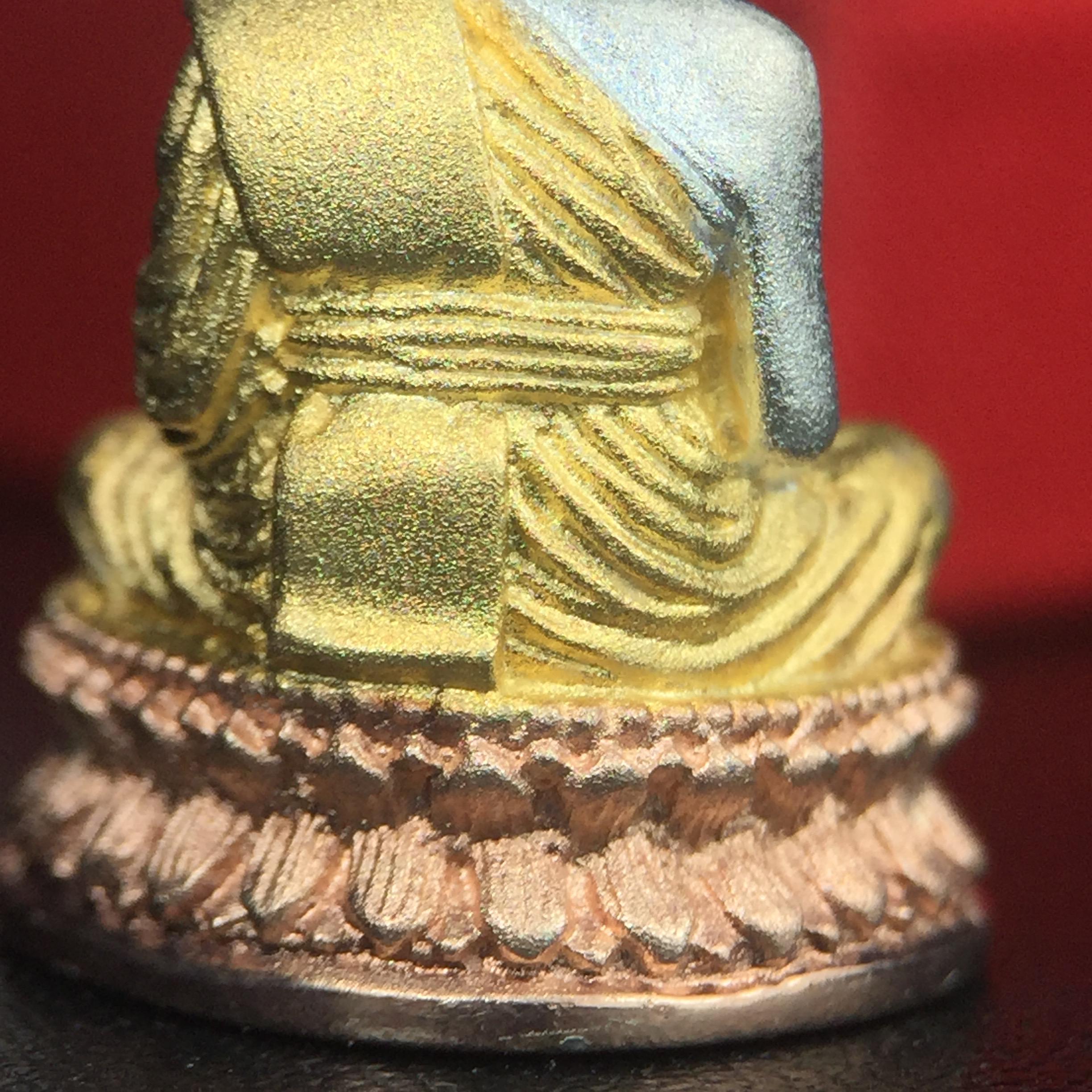 สมเด็จหลวงปู่ทวด วัดช้างให้ รุ่น เฉลิมพระเกียรติ ตราสัญลักษณ์ มวก. พิมพ์ลอยองค์เนื้อเงิน-สามกษัตริย์ ปี 2544 พิธีพุทธาภิเษกใหญ่ ณ อุโบสถวัดช้างให้และอุโบสถวัดพระศรีรัตนศาสดาราม ( วัดพระแก้ว )โดยนิมนต์เกจิชื่อดังสายใต้ทั้งหมดจำนวน 108 รูป