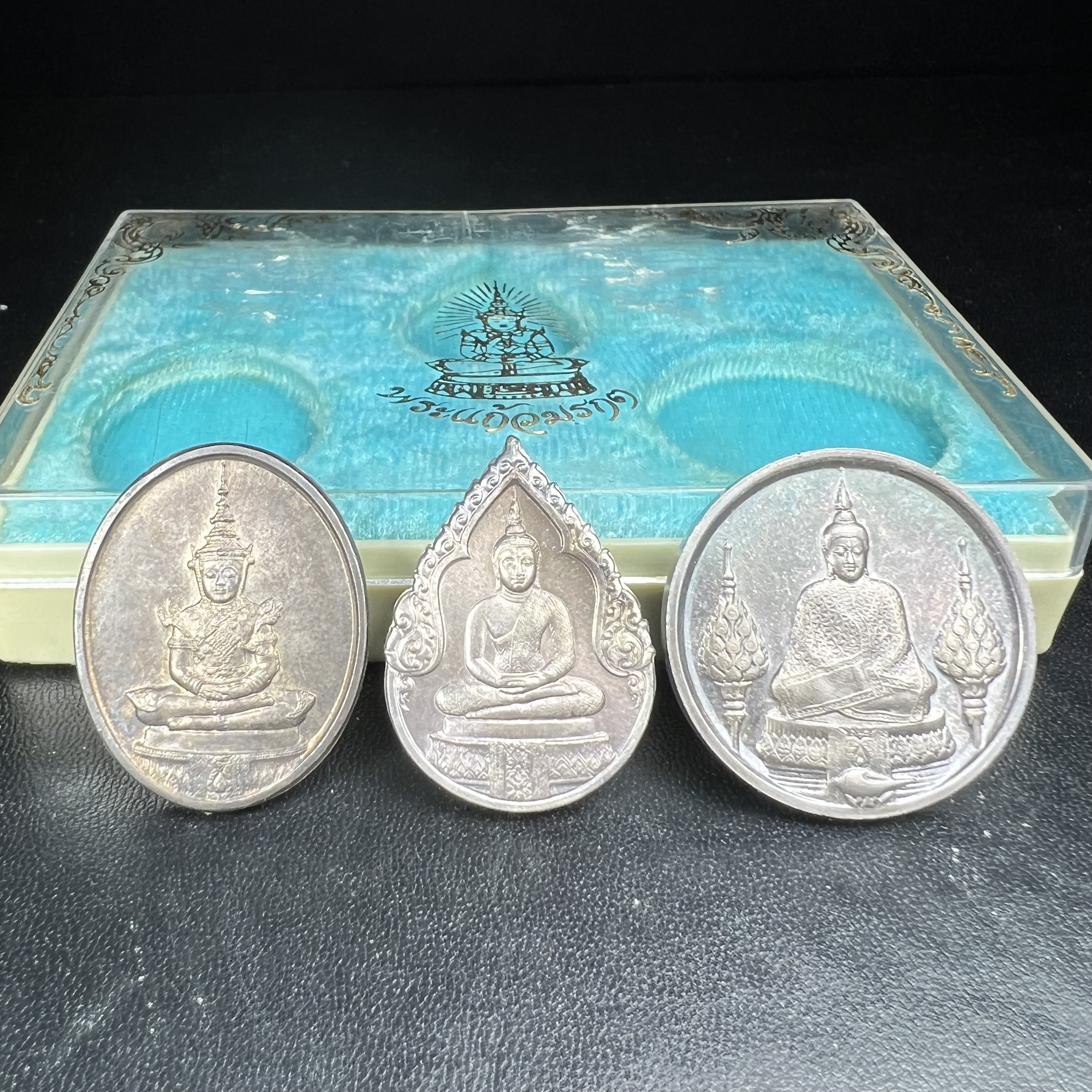 เหรียญพระแก้วมรกตหลัง ภปร. ฉลองกรุงรัตนโกสินทร์ครบ 200 ปี พ.ศ.2525 เนื้อเงิน(ผิวเดิมสวย)กล่องบรรจุเดิมครบ 3พิมพ์ ร้อน ฝน หนาว(บล็อกแรกไม่มีพระราชศรัธานิยม)(ในหลวงรัชกาลที่9 เสด็จในพิธี)พระคู่บ้านคู่เมือง...พระดี...พิธีใหญ่(บล็อกแรกครบชุด ผิวเดิม หายาก)