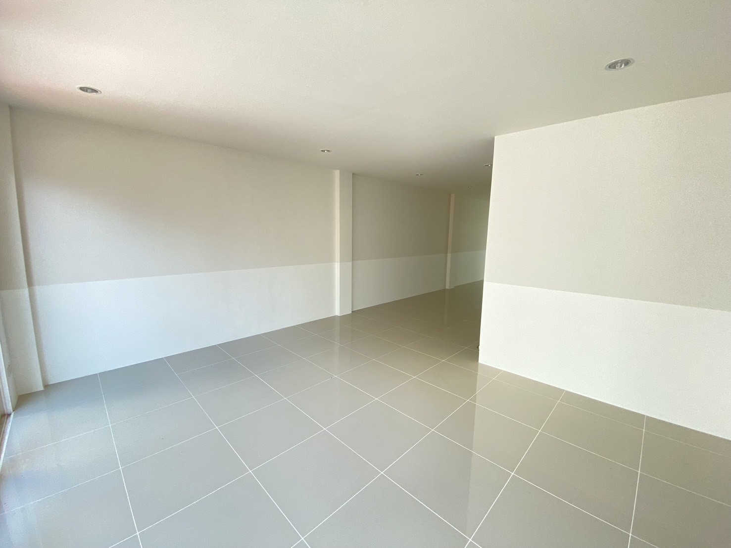 For Sales : Sea front, 2-Story commercial buildings, 3 Bedroom 6 Bathroom