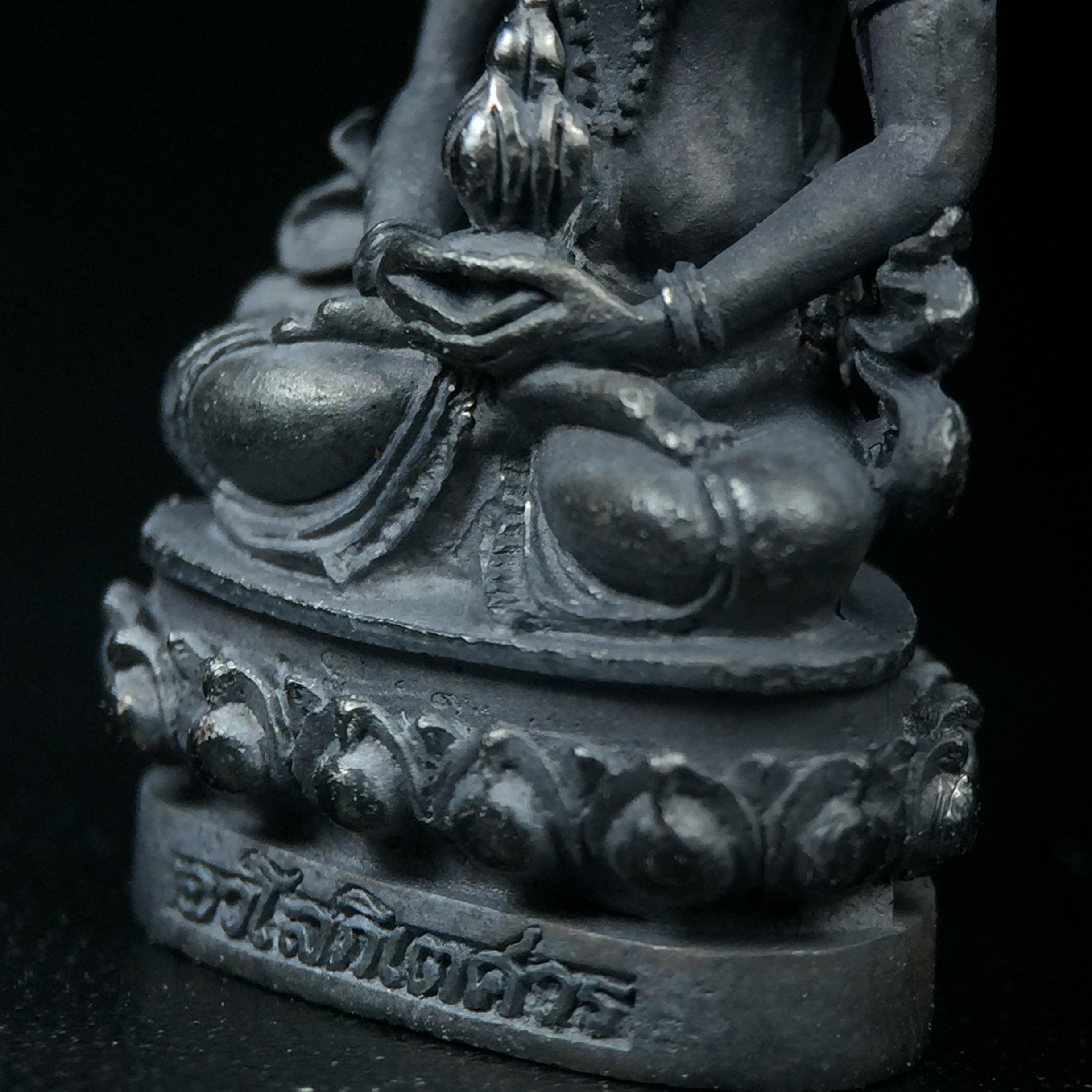 พระกริ่งอวโลกิเตศวร ( เจ้าแม่กวนอิม ) วัดโพธิ์แมนคุณาราม เนื้อเงิน พ่นทราย(ผิวเดิม กลับดำสนิทเข้มขลัง เสน่ห์ของพระเนื้อเงิน) รุ่นอุดมโภคทรัพย์ พ.ศ.2539(อีกหนึ่งรุ่นยอดนิยม พุทธศิลป์สวยงดงาม)