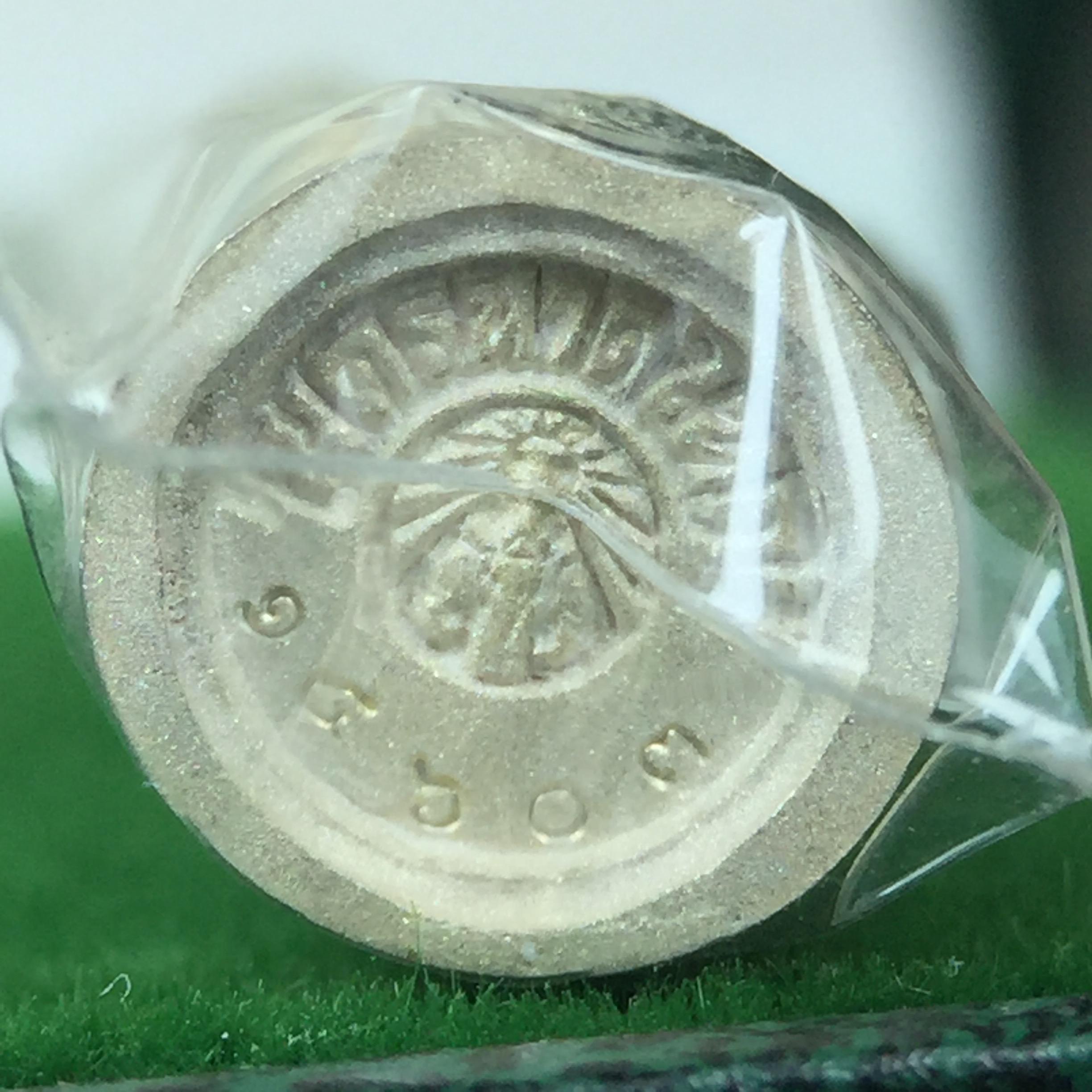 พระโพธิสัตว์อวโลกิเตศวร (เจ้าแม่กวนอิม) รุ่นฉลองปีกาญจนาภิเษก ปี 2540 เนื้อเงินบริสุทธิ์ 99.9%(นวลเงา) เทศบาลนครหาดใหญ่จัดสร้างถวายเฉลิมพระเกียรติพระบาทสมเด็จพระเจ้าอยู่หัวทรงครองสิริราชสมบัติครบ 50 ปี(สภาพซีนซองเดิมกล่องบรรจุการ์ดใบรับรองเดิมครบ)หายาก