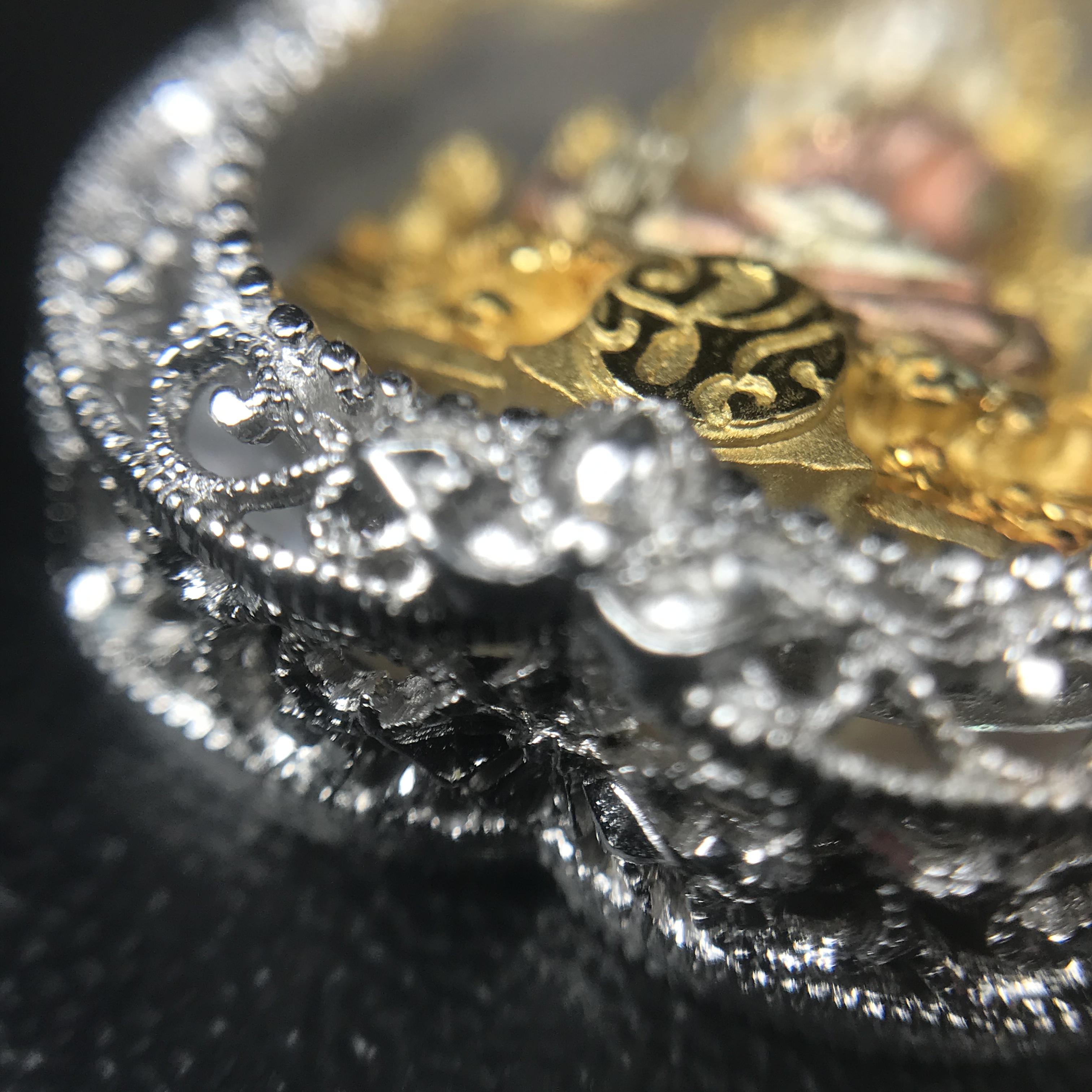 พระพุทธชินราช ภปร. โครงการ "เพราะแผ่นดินนี้ คือ แผ่นดินเกิด" ปี2548(รุ่นแรก) เหรียญทรงใบโพธิ์ ขนาด 21 x 29 มม. เนื้อเงินสามกษัตริย์ องค์พระชุบสามกษัตริย์ ล้อมด้วยกรอบเงินชุบทองคำขาวสลักเสลาเป็นลวดลายละเอียดอ่อน ส่วนพื้นองค์พระเป็นเปลือกหอยมุข