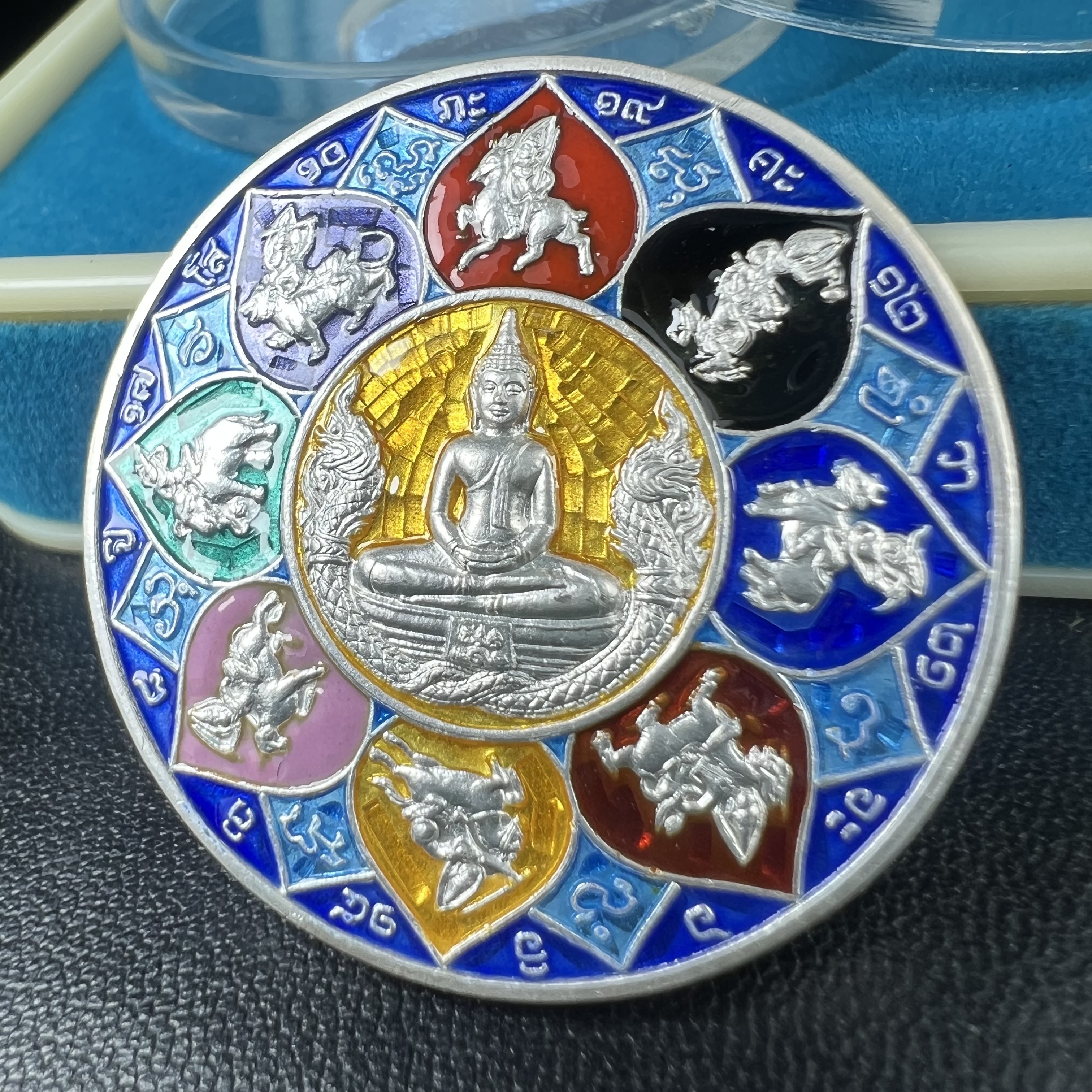 เหรียญหลวงพ่อโสธร รุ่นดวงชะตาคู่ชีวิต พิธีมหาจักรพรรดิตราธิราชครั้งยิ่งใหญ่ พิธีสวดนพเคราะห์เพื่อความเป็นสิริมงคล ปี 2547 ณ พระอุโบสถวัดโสธรวรารามวรวิหาร จ.ฉะเชิงเทรา เนื้อเงินลงยาราชาวดี ขนาด 3.2 ซม.พร้อมกล่องบรรจุเดิมสภาพสวยครบสมบูรณ์