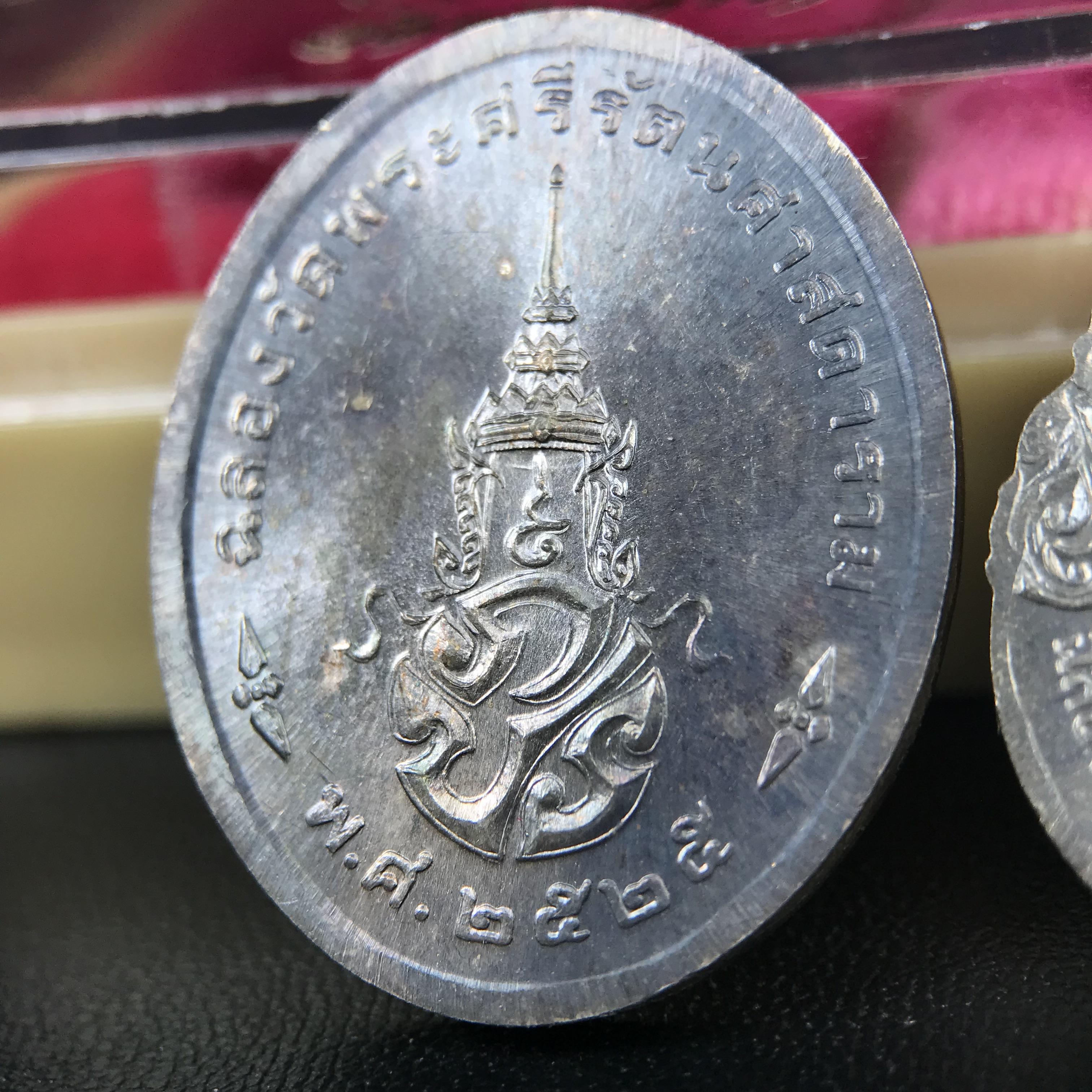 เหรียญพระแก้วมรกตหลัง ภปร. ฉลองกรุงรัตนโกสินทร์ครบ 200 ปี พ.ศ.2525 เนื้อเงิน(ผิวเดิมสวย)กล่องบรรจุเดิมครบ 3พิมพ์ ร้อน ฝน หนาว(บล็อกแรกไม่มีพระราชศรัธานิยม)(ในหลวงรัชกาลที่9 เสด็จในพิธี)พระคู่บ้านคู่เมือง...พระดี...พิธีใหญ่(บล็อกแรกครบชุด ผิวเดิม หายาก)