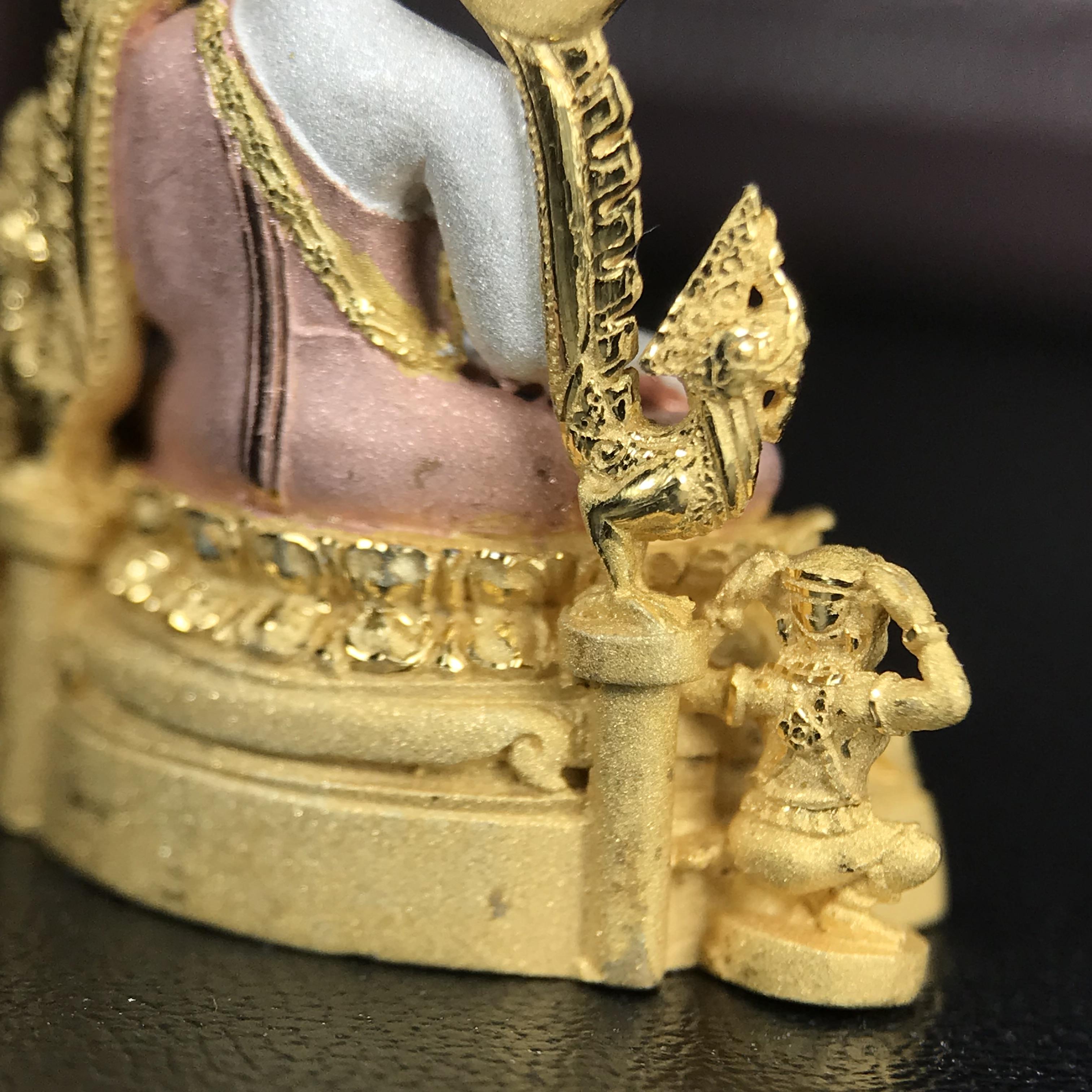 พระพุทธชินราช ภปร. โครงการ "เพราะแผ่นดินนี้ คือ แผ่นดินเกิด" ปี 2548(รุ่นแรก) ลอยองค์เนื้อเงินสามกษัตริย์ หน้าตัก 1/2 นิ้ว (ขนาด 3.5 x 2.5 ซม.) พุทธศิลป์งดงามทรงคุณค่า รุ่นยอดนิยม