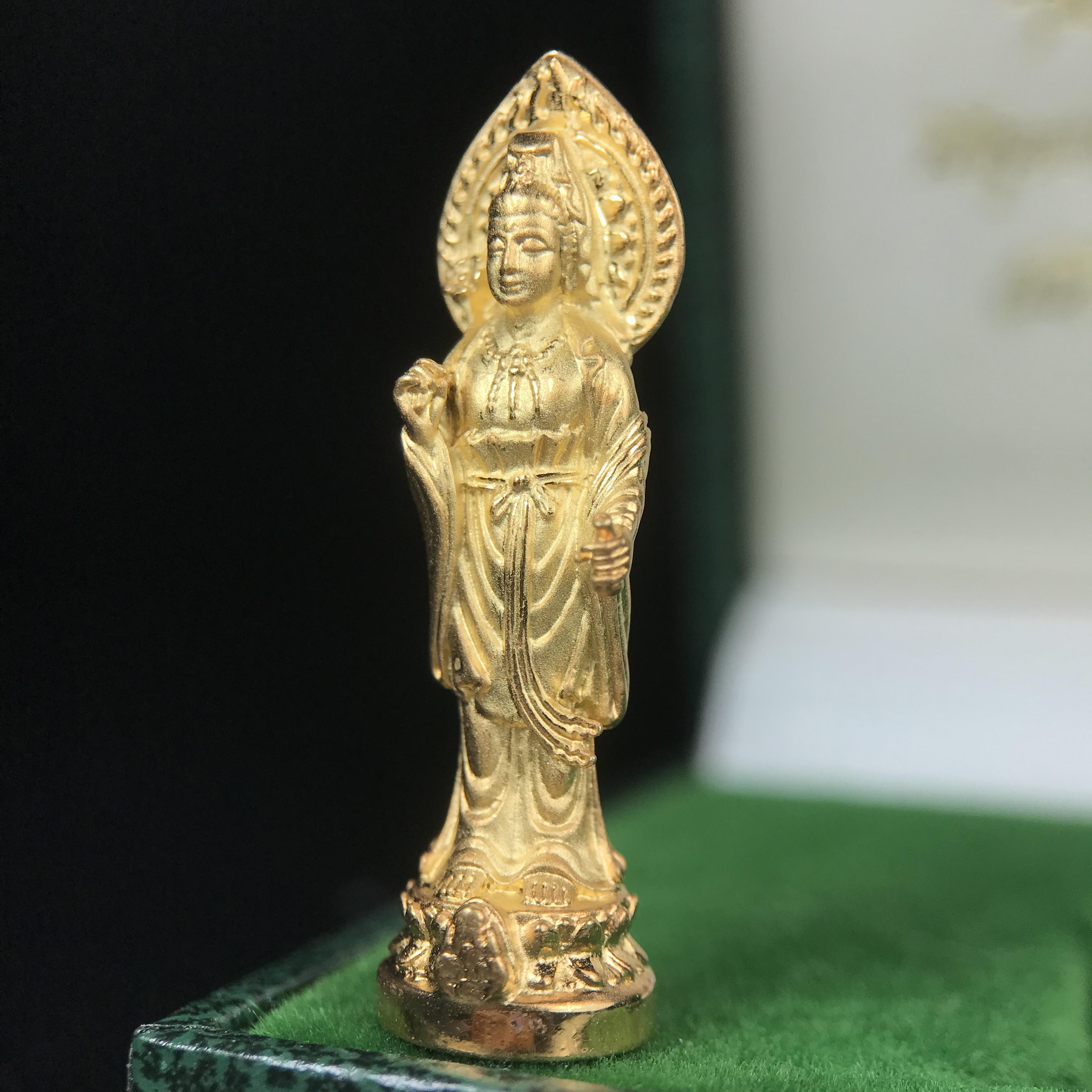 พระโพธิสัตว์อวโลกิเตศวร (เจ้าแม่กวนอิม) รุ่นฉลองปีกาญจนาภิเษก ปี 2540 เนื้อชุบทอง กะไหล่ทอง พ่น ทราย(สวยดุจทองคำ) เทศบาลนครหาดใหญ่จัดสร้างถวายเฉลิมพระเกียรติพระบาทสมเด็จพระเจ้าอยู่หัวทรงครองสิริราชสมบัติครบ 50 ปี(สภาพสวยเดิมพร้อมกล่องบรรจุเดิม)หายาก