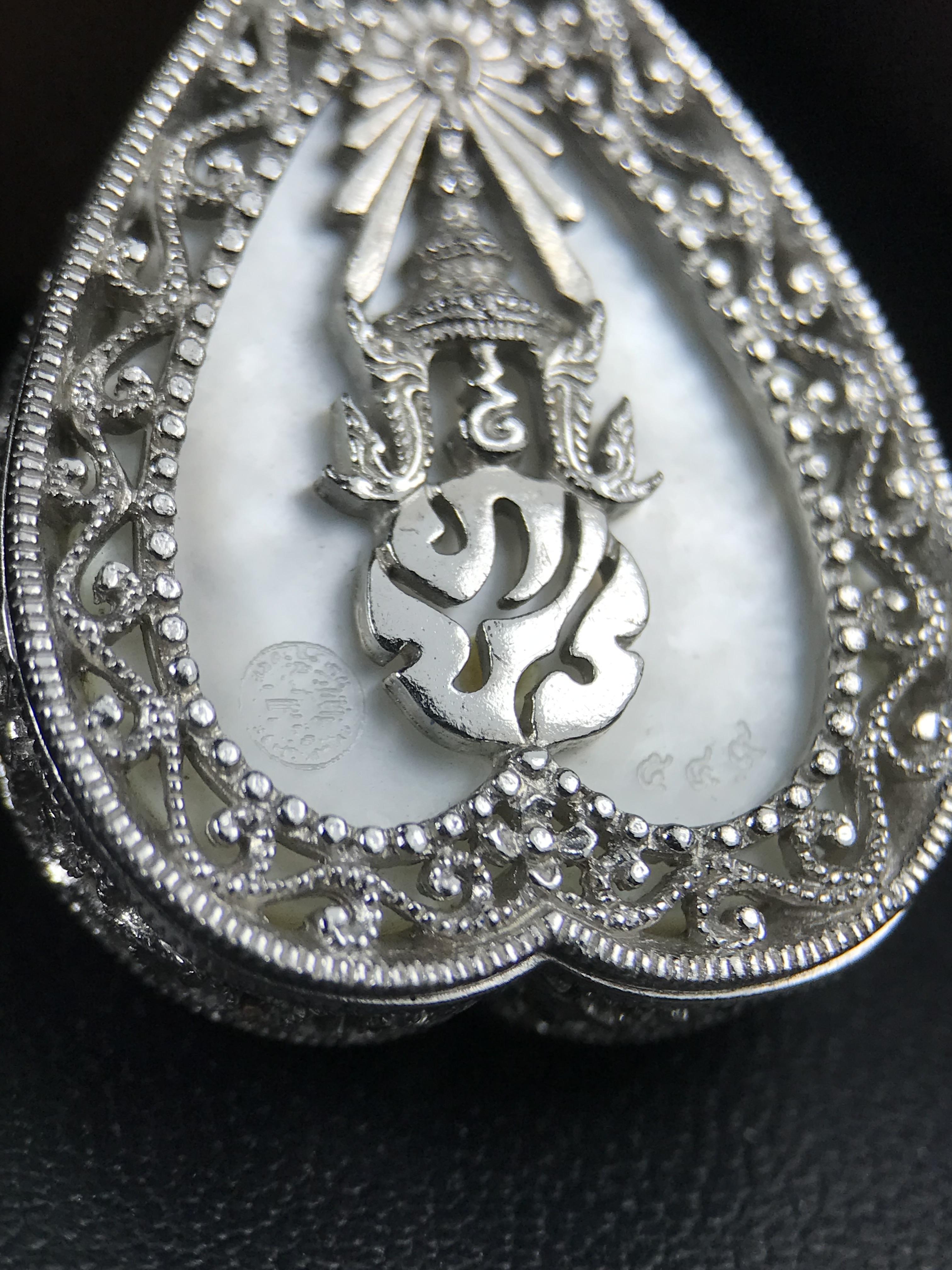 พระพุทธชินราช ภปร. โครงการ "เพราะแผ่นดินนี้ คือ แผ่นดินเกิด" ปี 2548(รุ่นแรก) เหรียญทรงใบโพธิ์ ขนาด 21 x 29 มม. เนื้อเงินสามกษัตริย์ องค์พระชุบสามกษัตริย์ ล้อมด้วยกรอบเงินชุบทองคำขาวสลักเสลาเป็นลวดลายละเอียดอ่อน ส่วนพื้นองค์พระเป็นเปลือกหอยมุข