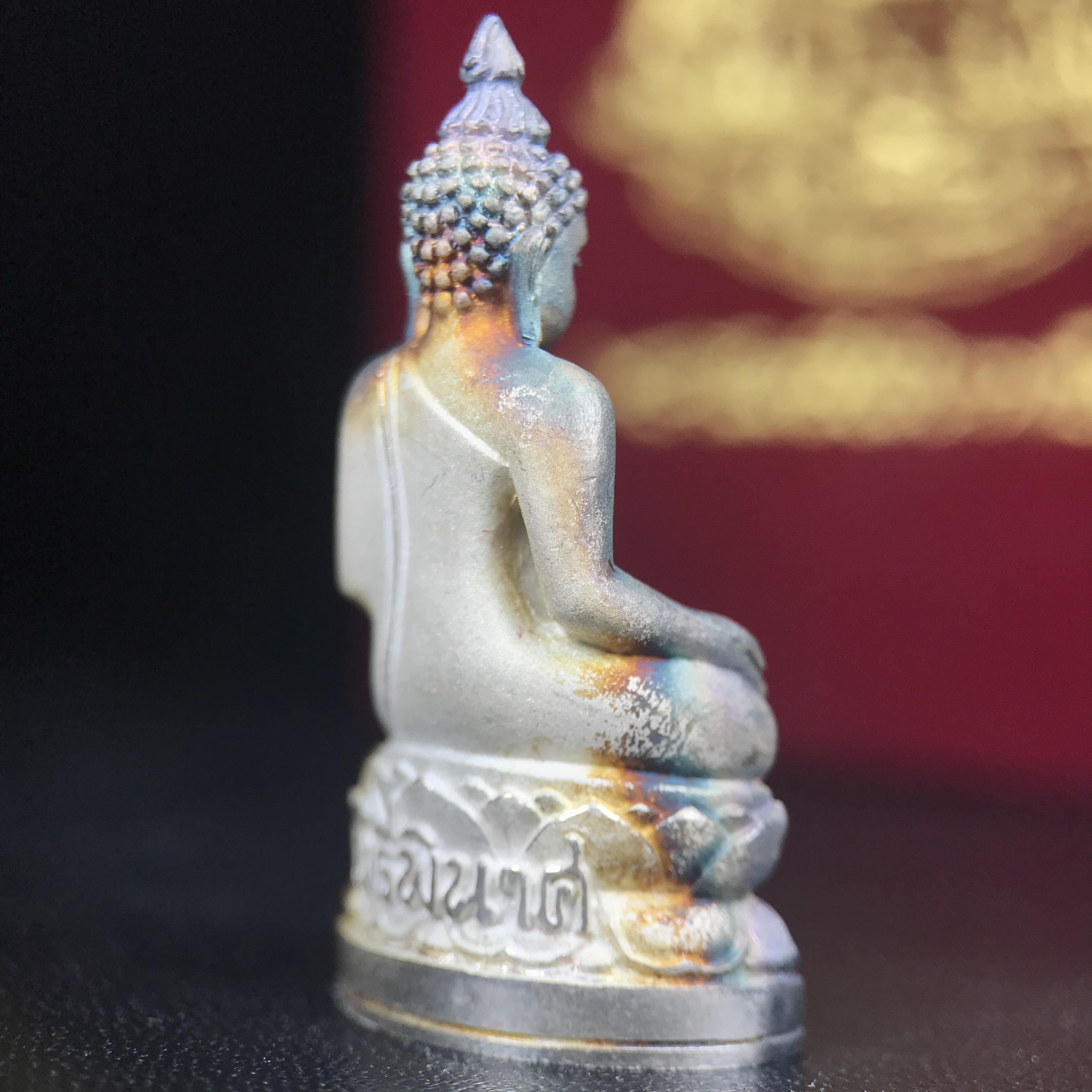 พระกริ่งไพรีพินาศ ตรากาญจนาภิเษก วัดบวรนิเวศวิหาร ที่ระลึกในหลวงรัชกาลที่9 ครองสิริราชสมบัติครบ 50ปี เนื้อเงิน(สภาพผิวเดิมขึ้นสีรุ้งธรรมชาติสวยแบบนิยม)(เสน่ห์พระเนื้อเงินสีสันที่ธรรมชาติสรรค์สร้าง)เข้มขลังทรงอานุภาพยิ่งใหญ่ กำราบศัตรูพ่ายสิ้น พระไพรีพินาศ