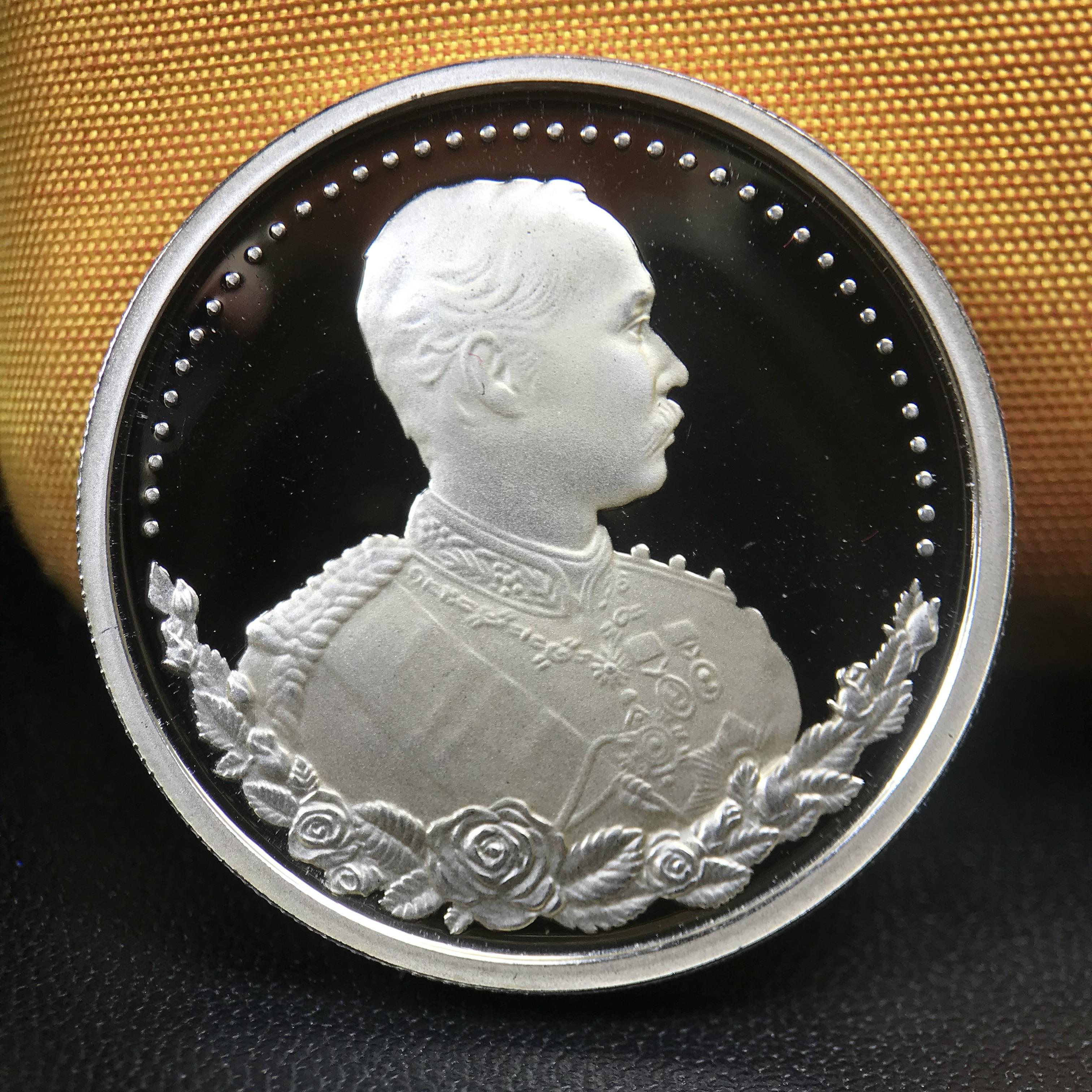 เหรียญรัชกาลที่ 5 หลัง 12 นักษัตริย์ รุ่นมหาลาภ ปี 2539 เนื้อเงินขัดเงา บล็อกนอก(เพิร์ธ)ออสเตรเรีย ขนาด 3.2 ซ.ม. กล่องบรรจุเดิมครบสมบูรณ์สวยงาม พิธีพุทธาภิเษก ณ.พระอุโบสถ วัดพระแก้ว สมเด็จพระญาณสังวร สมเด็จพระสังฆราช เป็นประธานพิธี