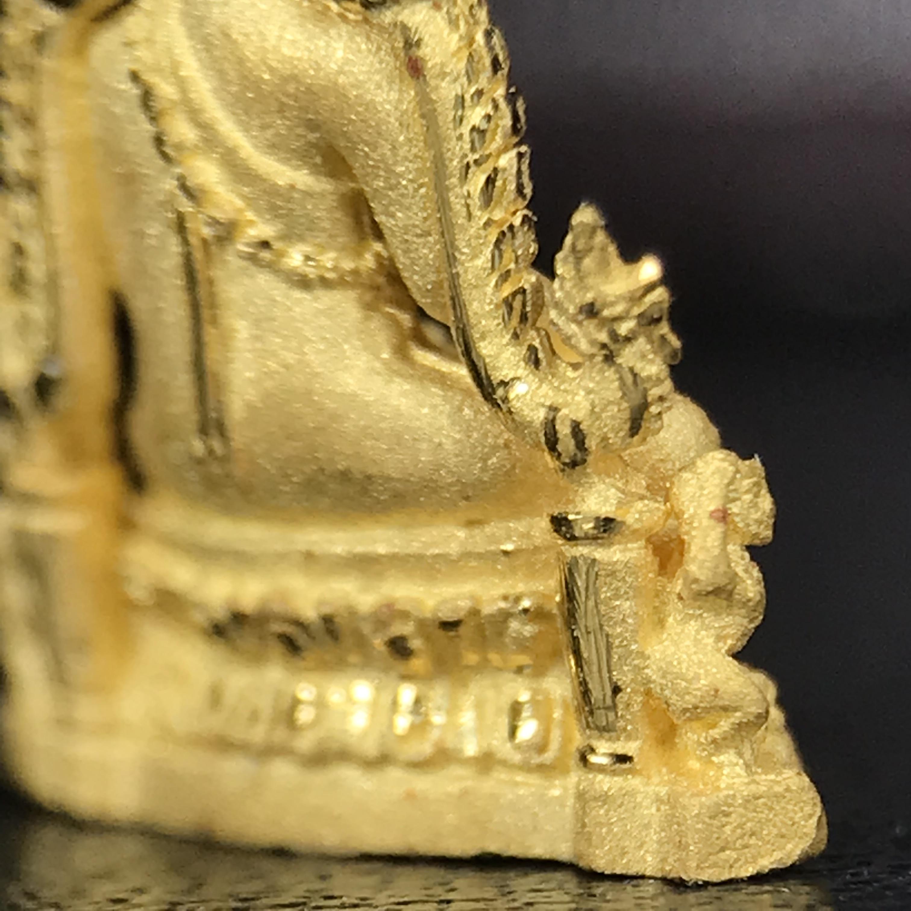 พระพุทธชินราช ภปร. โครงการ "เพราะแผ่นดินนี้ คือ แผ่นดินเกิด" ปี 2548(รุ่นแรก) ลอยองค์เนื้อทองคำบริสุทธิ์ 96.5% (น้ำหนัก 2.5 กรัม) หน้าตัก 1/4 นิ้ว (ขนาด 1.6 x1.1 ซม.) พุทธศิลป์งดงามทรงคุณค่า รุ่นยอดนิยม