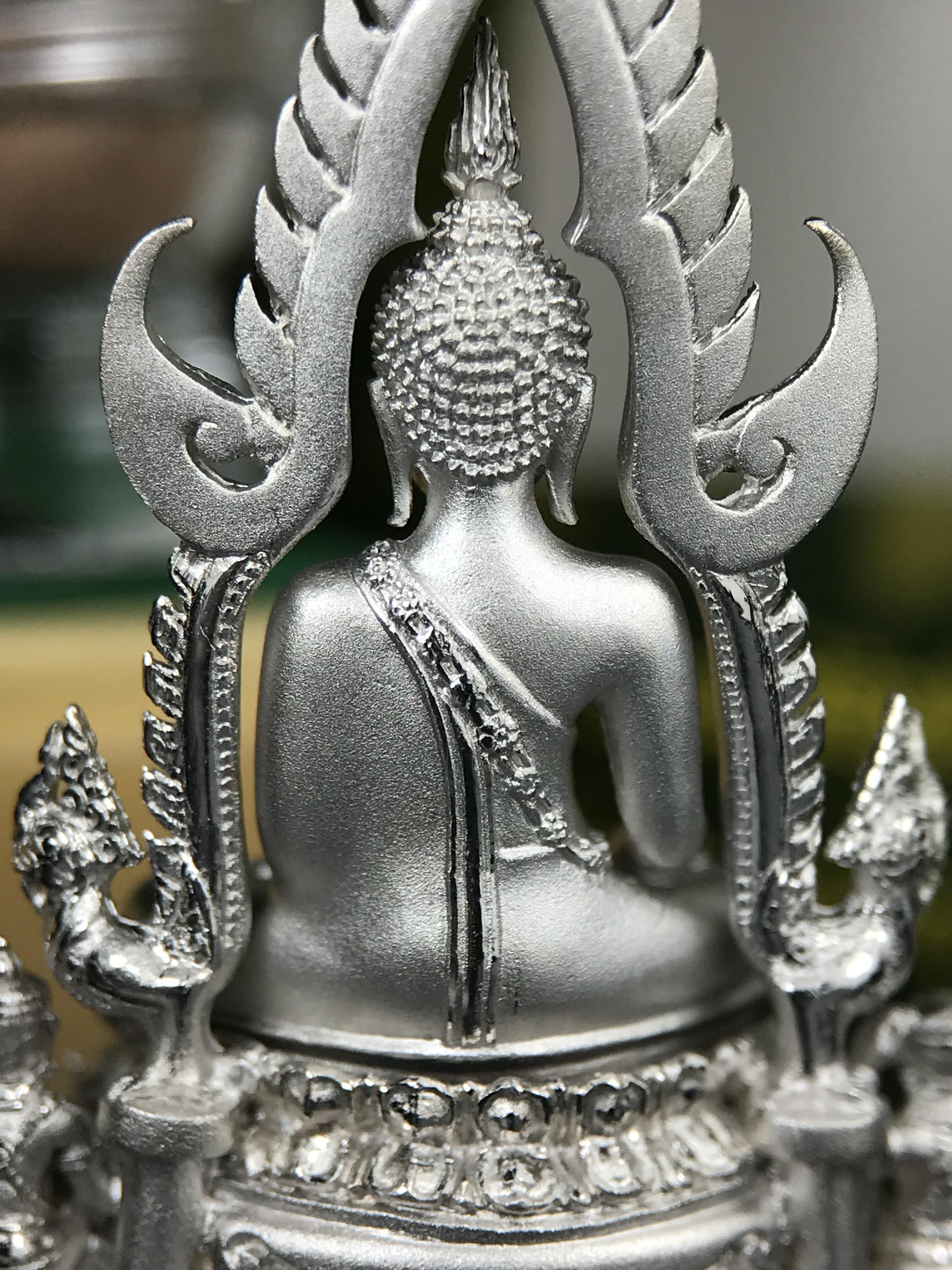 พระพุทธชินราช ภปร. 84 พรรษาในหลวงรัชกาลที่ 9 ปี 2554 พิมพ์กลางขนาดหน้าตัก 1/2 นิ้ว(สูง 3.8 ซม.) เนื้อเงินชุบทองคำขาว(สภาพผิวเดิมสวย) (พระราชทานมวลสาร จิตรลดาและเส้นพระเจ้า(เส้นผม)รัชกาลที่9)พุทธศิลป์ทรงคุณค่าอีกหนึ่งรุ่นยอดนิยม(องค์หมายเลข ๒๔๐๐)