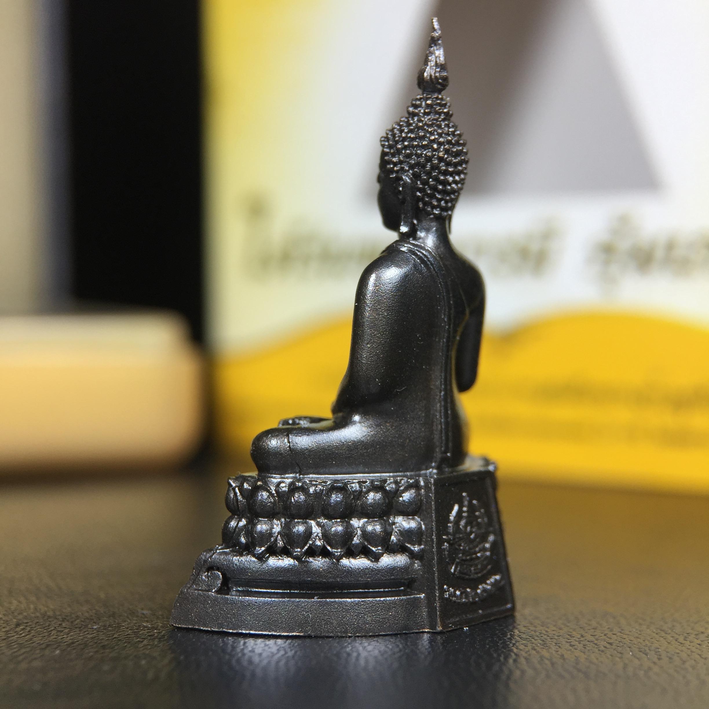 พระพุทธรูปคุ้มเกล้าฯ ภปร.(ใต้ร่มพระบารมี คุ้มเกล้า) 60ปี โรงพยาบาลภูมิพลฯ พ.ศ.2552 เนื้อนวโลหะ รมดำ(พิมพ์ใหญ่ขนาด 35.5*24 มม.)สภาพสวยเดิมพร้อมกล่องบรรจุเดิม ตอกโค๊ดหมายเลขกำกับ