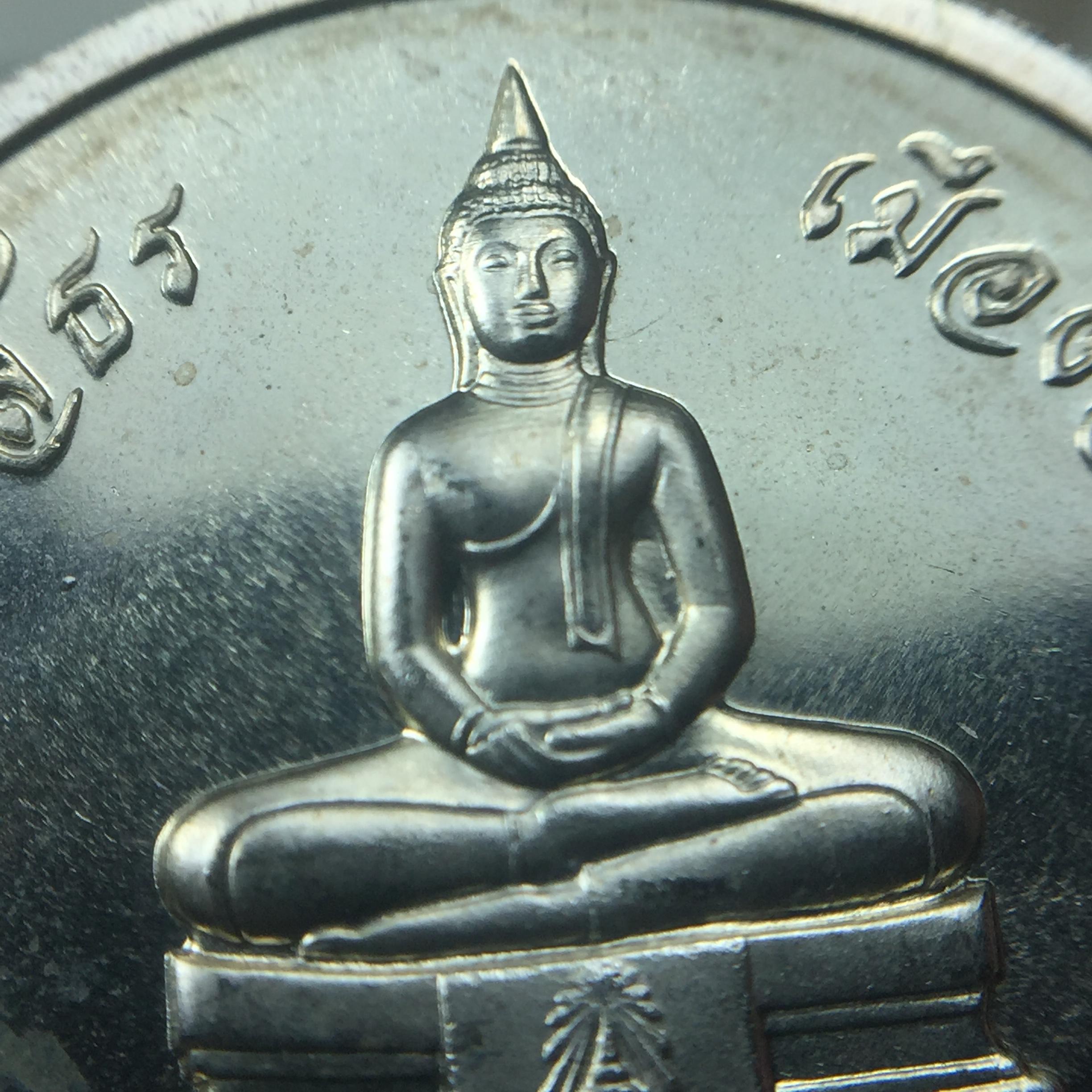 พระพุทธโสธร ภปร. รุ่นย้อนยุค สร้างพระอุโบสถ สมาคมชาวฉะเชิงเทรา จัดสร้าง ปี 2539 วโรกาสครองสิริราชสมบัติครบ 50 ปี เนื้อเงิน เหรียญปั้มด้านหน้า ภปร. ด้านหลัง พระอุโบสถ ขนาด 2.5 ซม.เนื้อเงิน(ผิวเดิม) พร้อมกล่องบรรจุและใบรับรองเดิมครบสมบูรณ์