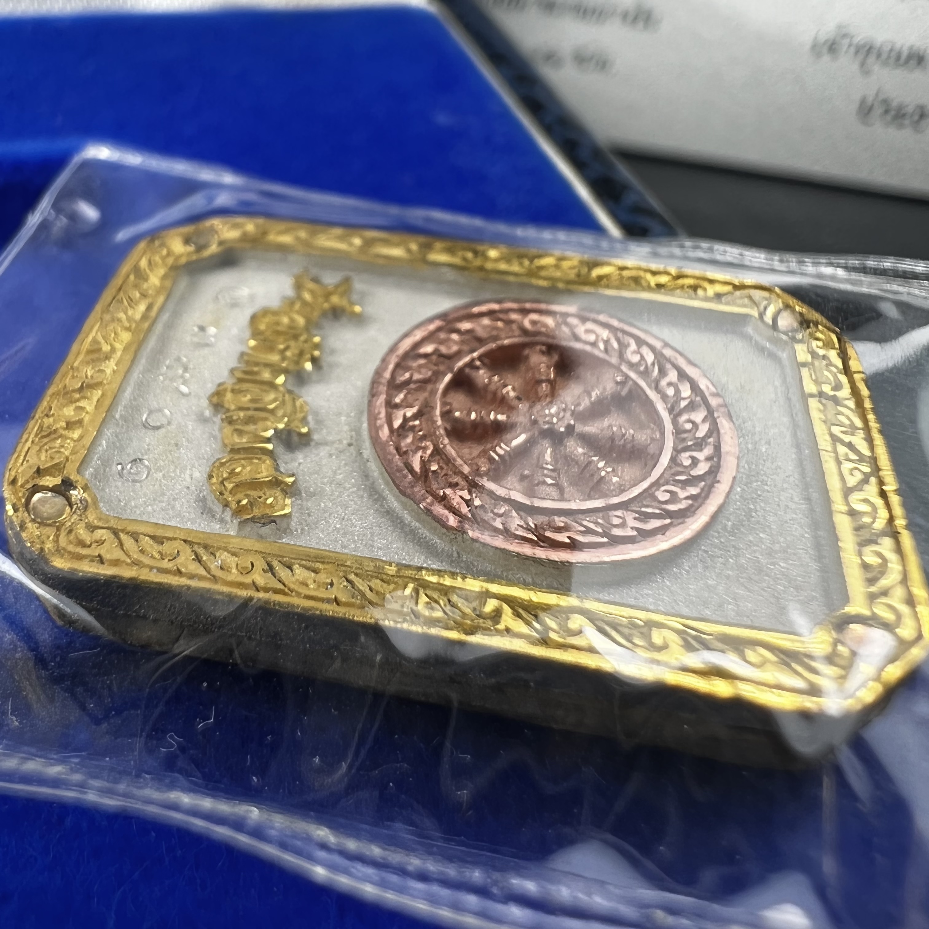 พระพุทธโสธร(หลวงพ่อโสธร) รุ่นสร้างอุโบสถ ปี2539 เนื้อเงินสามกษัตรย์ พิมพ์แปดเหลี่ยม(หายาก) สภาพสวยผิวเดิมซีนซองเดิมกล่องบรรจุการ์ดใบรับรองเดิมครบสมบูรณ์