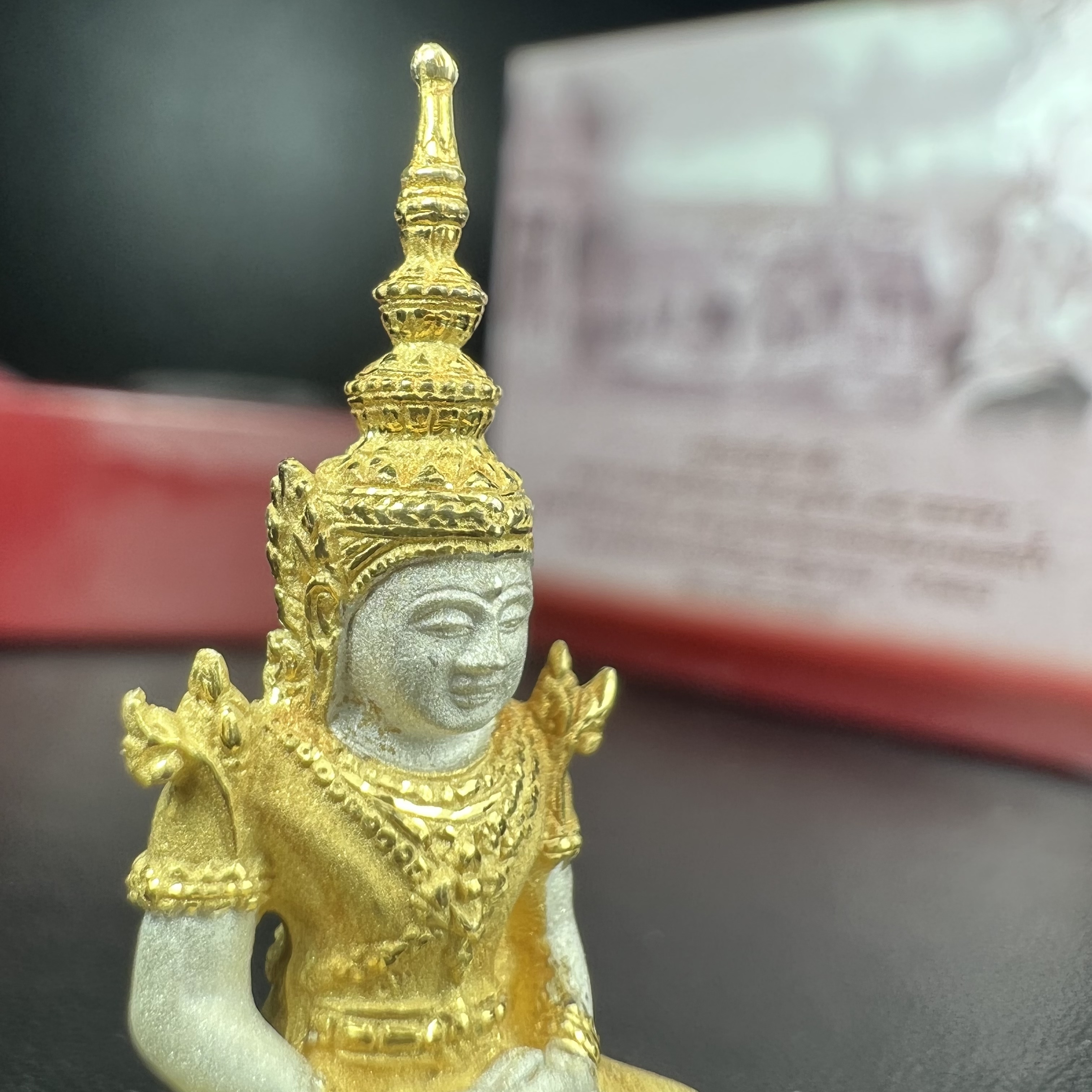 พระแก้วมรกต ภปร.(รุ่นแรก) ปี2545 รุ่นฉลองกรุงรัตนโกสินทร์ครบ 220 ปี พิมพ์ลอยองค์ใหญ่ เนื้อเงินบริสุทธิ์ 92.5% (สามกษัตริย์) ขนาด 19*35 มม. พร้อมกล่องบรรจุดิม สวยครบสมบูรณ์