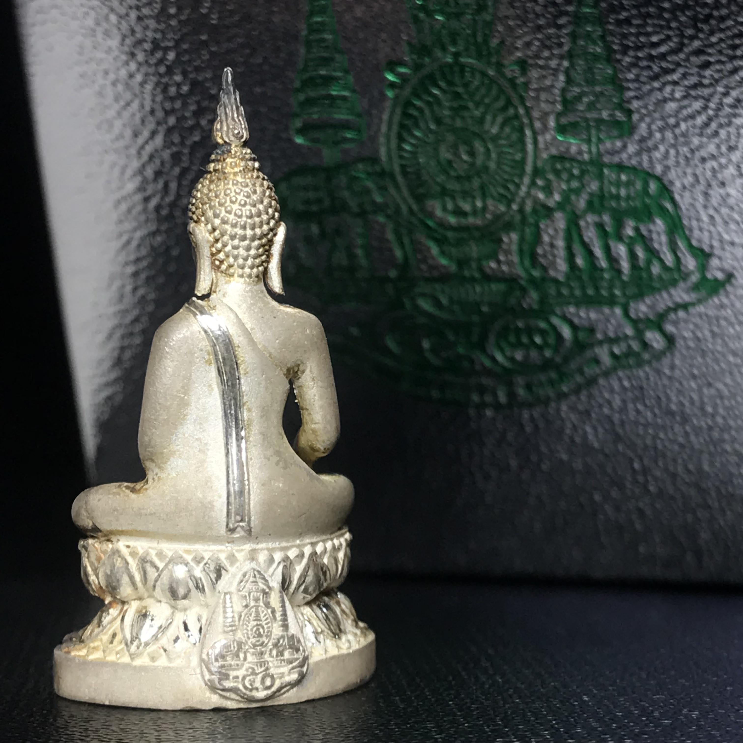 พระกริ่งพระพุทธนวราชบพิตร ครองสิริราชสมบัติครบ 50 ปี พ.ศ.2540 เนื้อเงินผิวเดิมๆขึ้นสีรุ้งธรรมชาติแบบนิยม(หายาก)พร้อมกล่องบรรจุเดิมครบสมบูรณ์