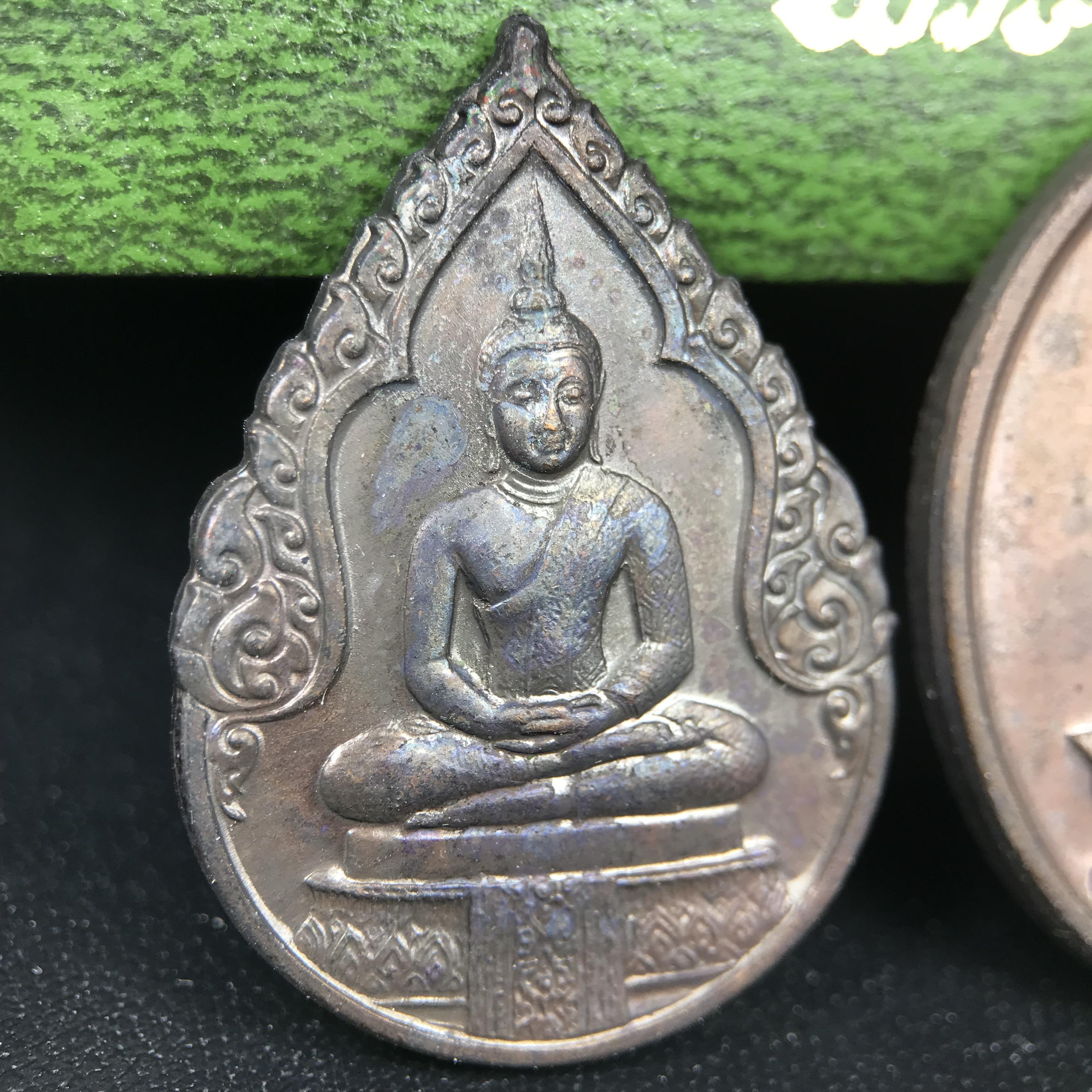 เหรียญพระแก้วมรกตหลัง ภปร. ฉลองกรุงรัตนโกสินทร์ครบ 200 ปี พ.ศ.2525 เนื้อทองแดงกล่องบรรจุเดิมครบ3พิมพ์(บล็อกพระราชศรัธา)(ในหลวงรัชกาลที่9 เสด็จในพิธี)พระคู่บ้านคู่เมือง...พระดี...พิธีใหญ่